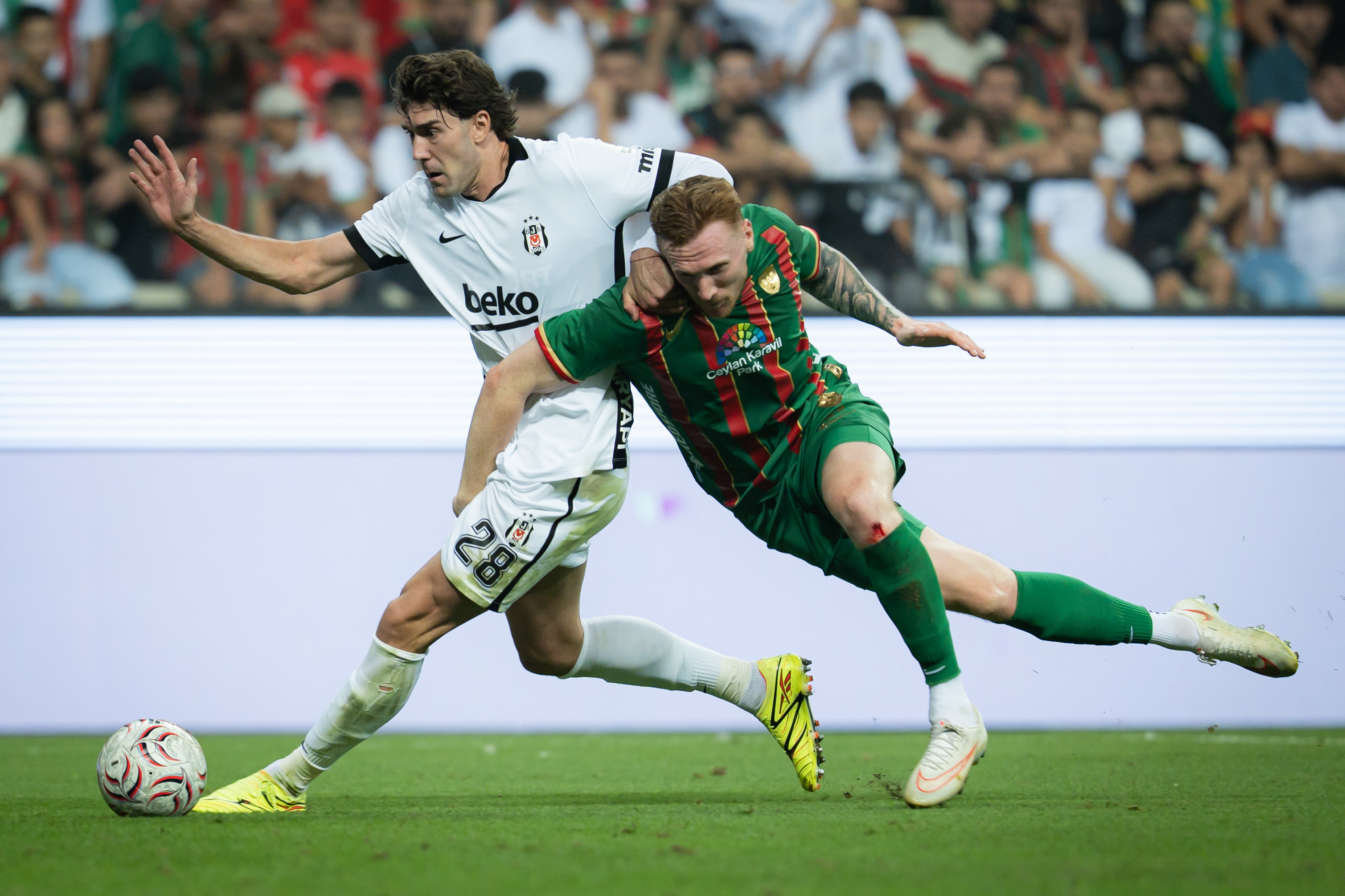 Amedspor, Beşiktaş’ı Diyarbakır’da 3-2 yenerek ligin zirvesine çıktı