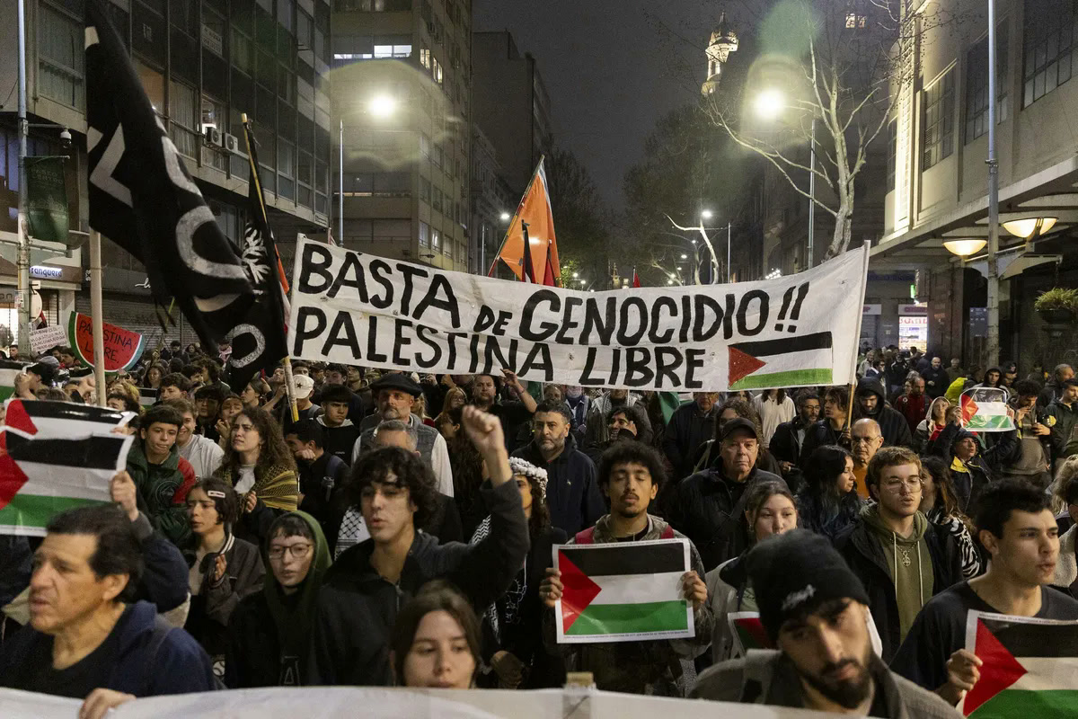 A banner reading “Stop the genocide! Free Palestine” at the Montevideo march