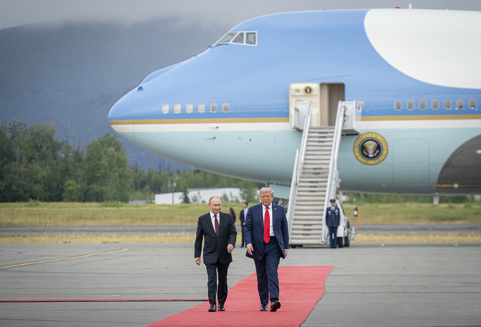 Trump and Putin walk on the red carpet in Alaska (file photo)