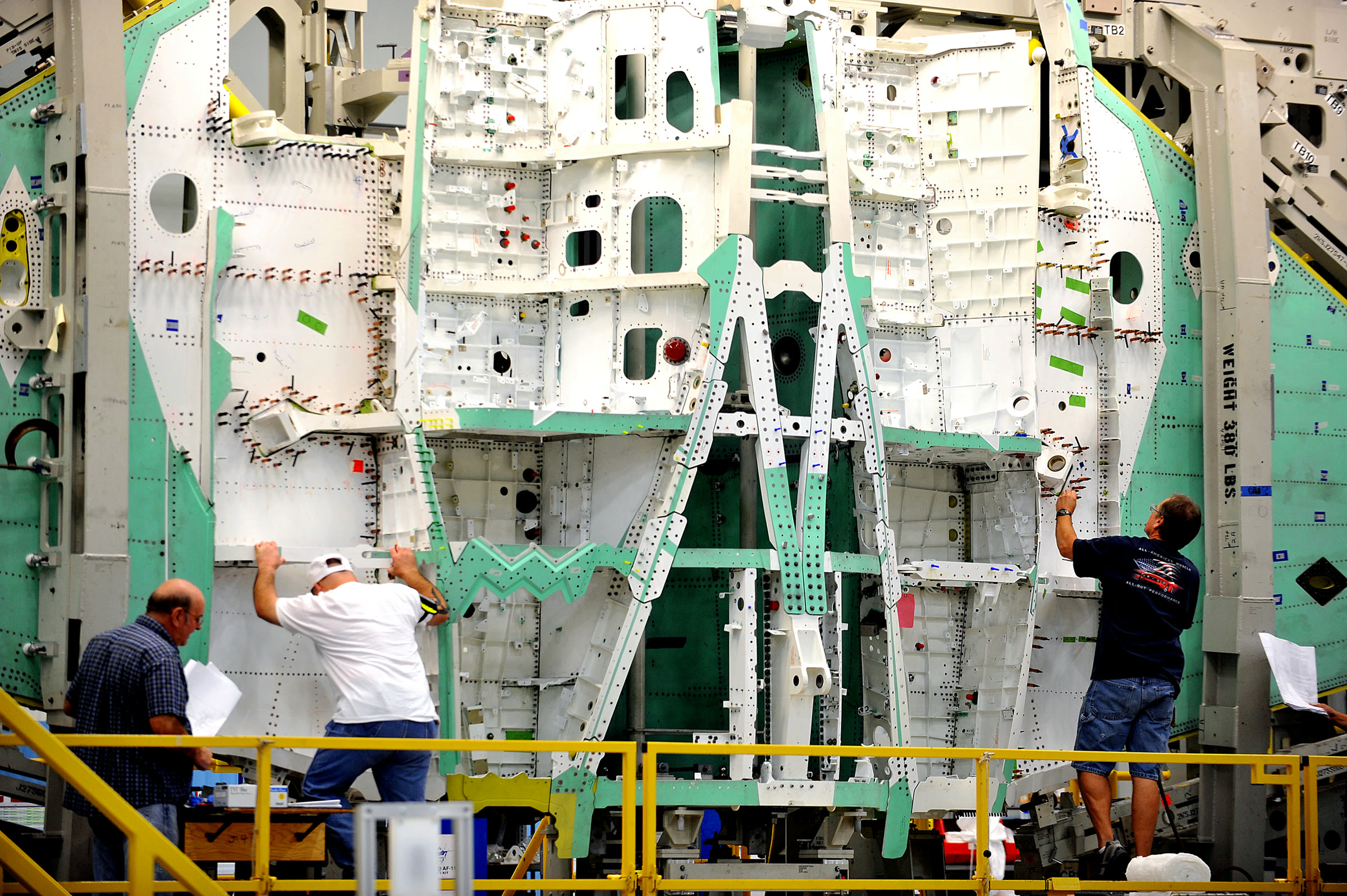 Lockheed Martin'in Fort Worth tesisinde F-35 üreten işçiler (arşiv fotoğrafı)