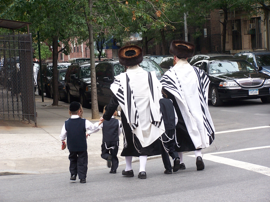 Satmar Hasidic men in shtreimels and prayer shawls in Brooklyn (archive)
