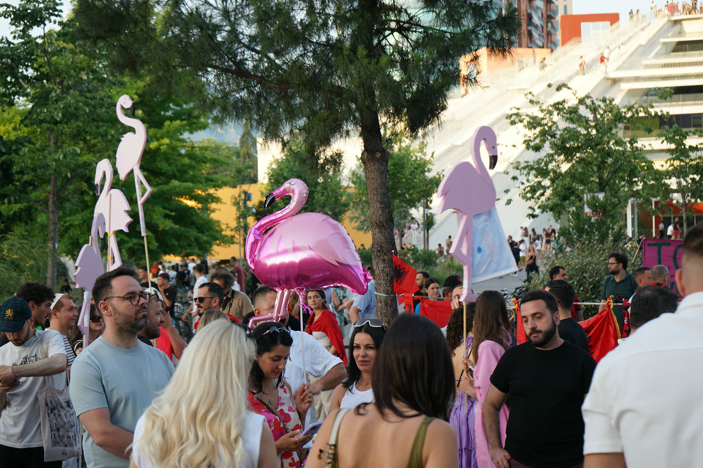 Haziran 2026’da Tiran’da doğal alanlardaki tatil köylerine karşı protestoda flamingo maketleri