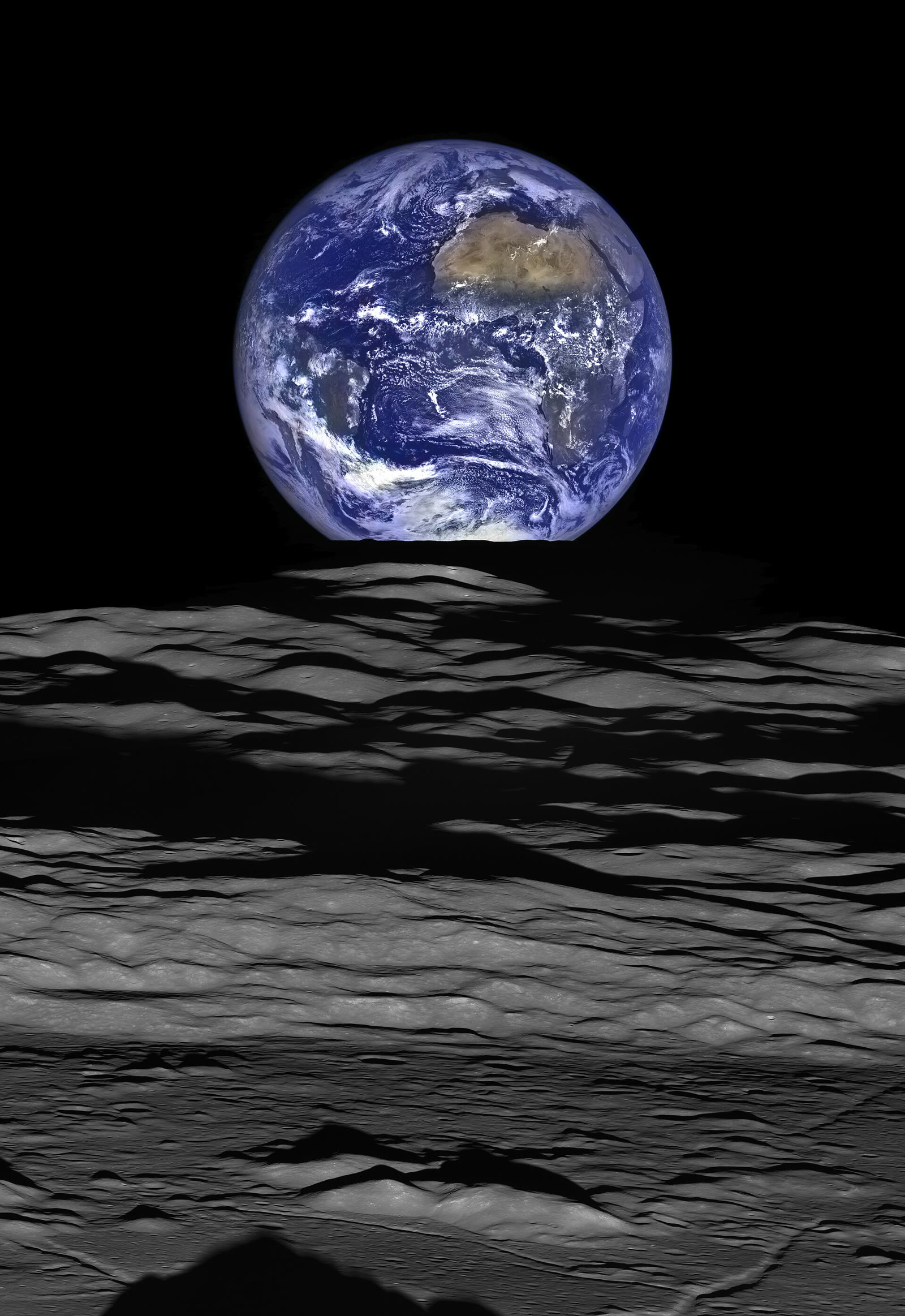 NASA’nın Ay Keşif Uydusu’nun Ay yüzeyi üzerinden çektiği Dünya görüntüsü (arşiv)