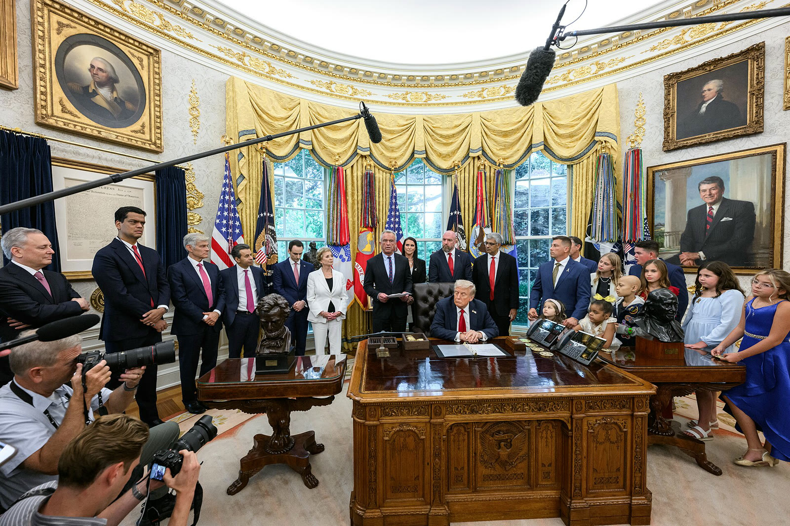 Trump signing an executive order in the Oval Office (archive, September 2025)
