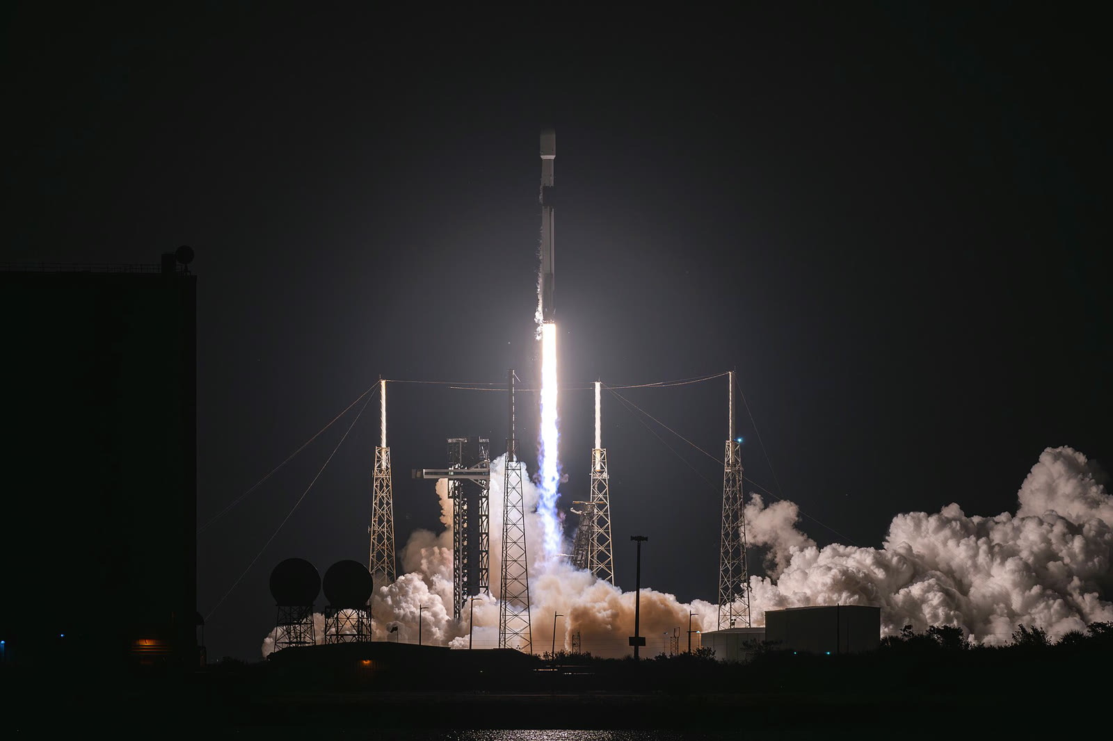 Starlink uydularını taşıyan bir Falcon 9 roketinin fırlatılışı (arşiv)