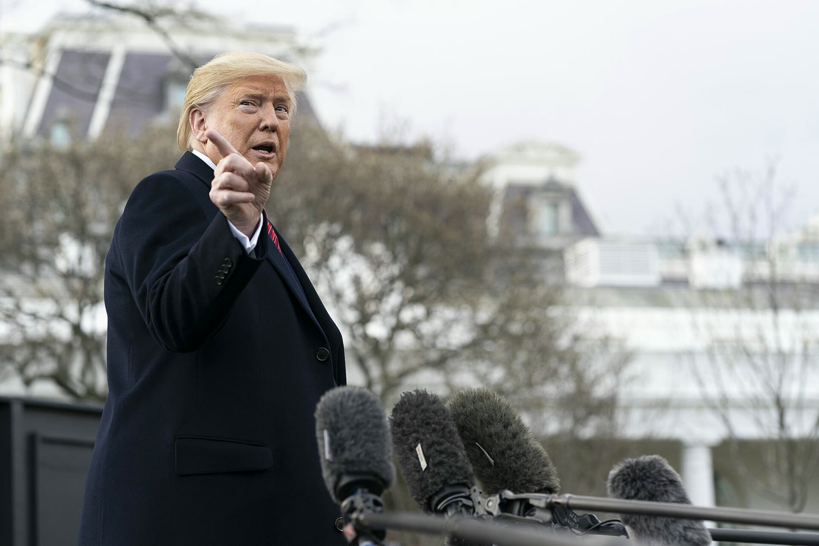 Trump answers reporters' questions outside the White House (archive)