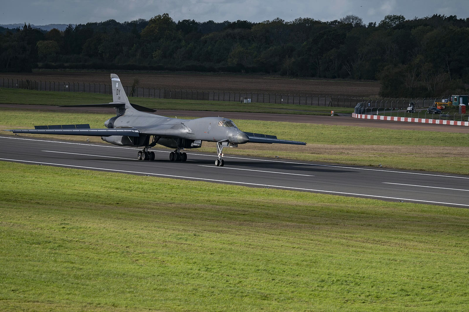 RAF Fairford üssüne iniş yapan B-1B Lancer bombardıman uçağı (arşiv)