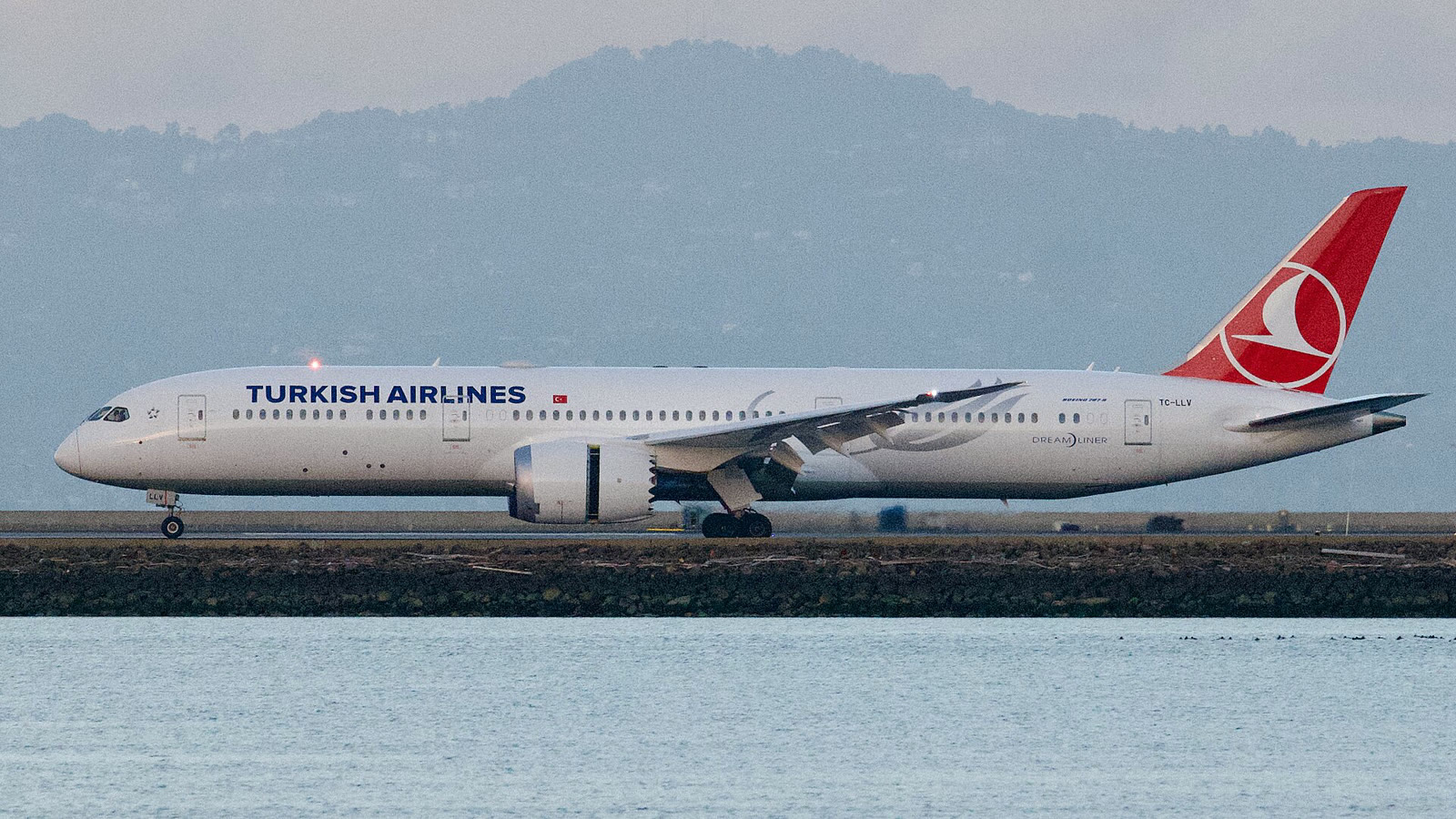 A Turkish Airlines Boeing 787 at San Francisco