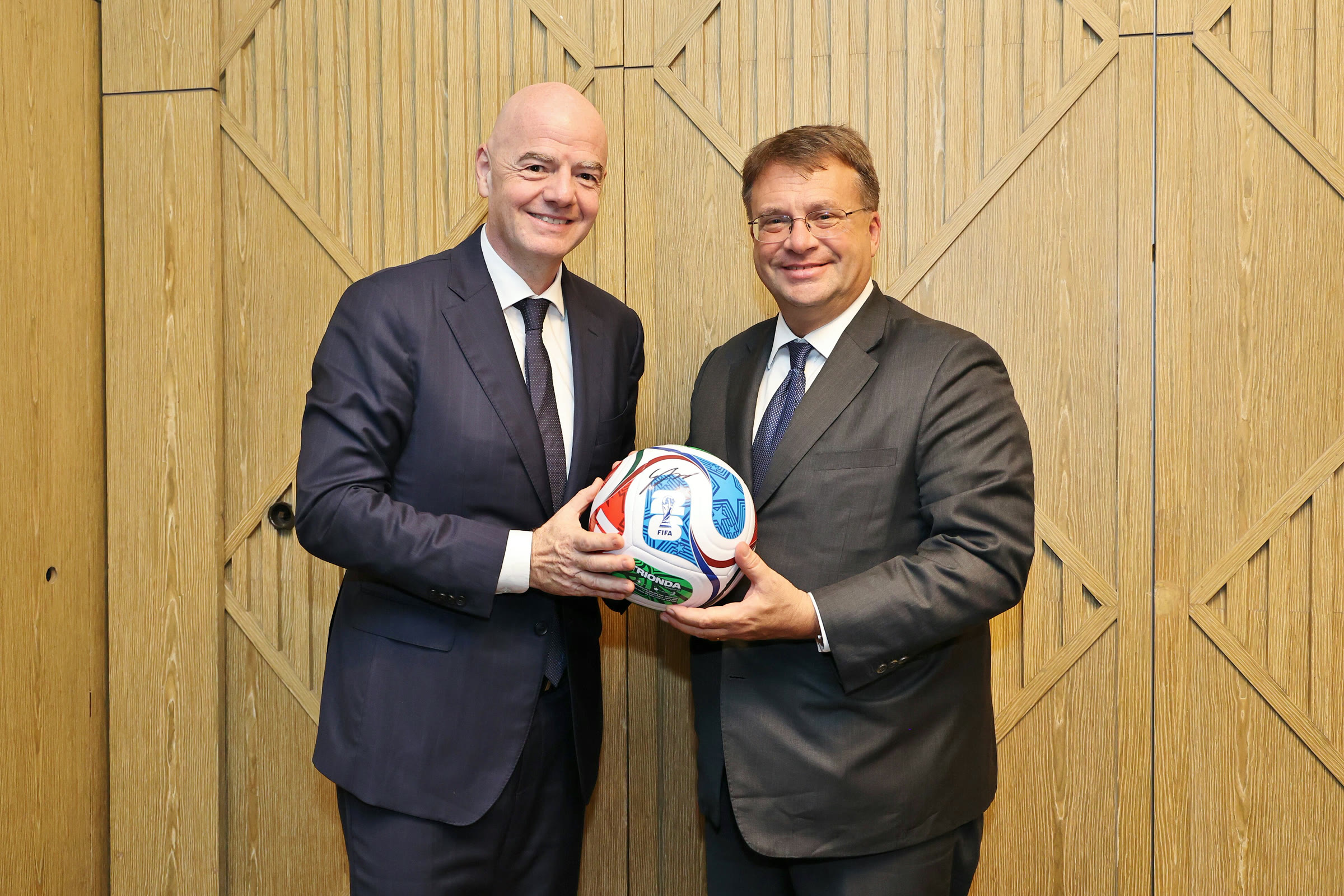 Gianni Infantino bir görüşmede (arşiv)