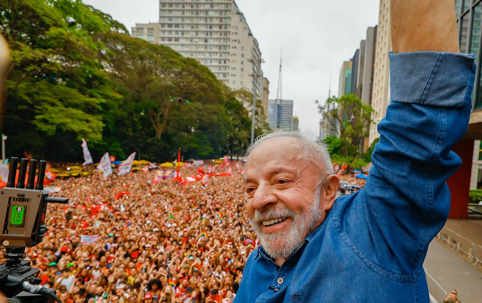 Lula da Silva, Avenida Paulista'daki mitingde kalabalığı selamlıyor
