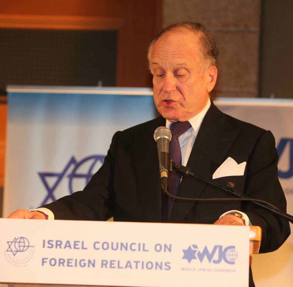 Ronald Lauder delivers a speech (file photo)