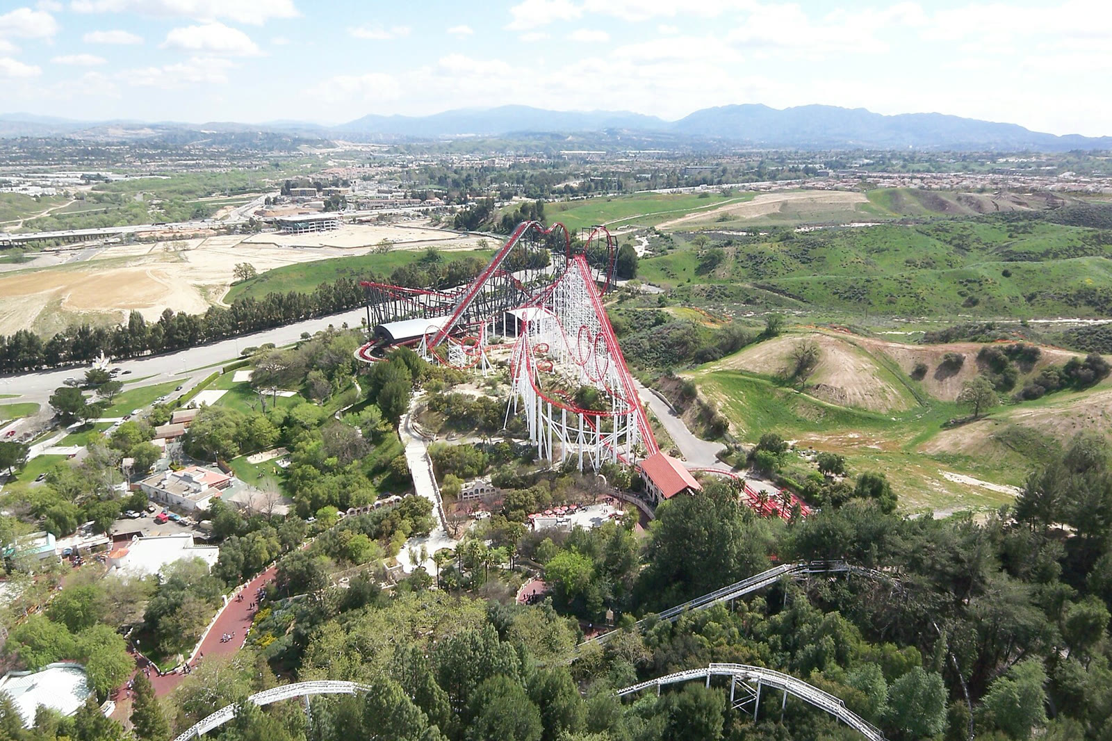 Six Flags Magic Mountain’da Viper ve X2 hız trenlerinin genel görünümü (arşiv, 2008)
