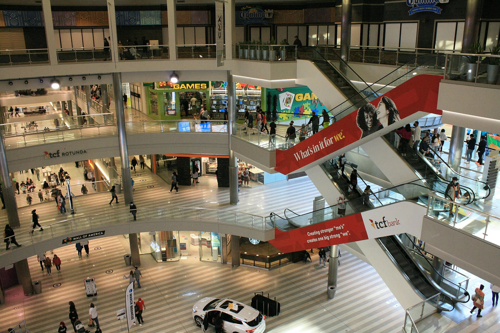 Shoppers at the Mall of America in Minnesota (archive)