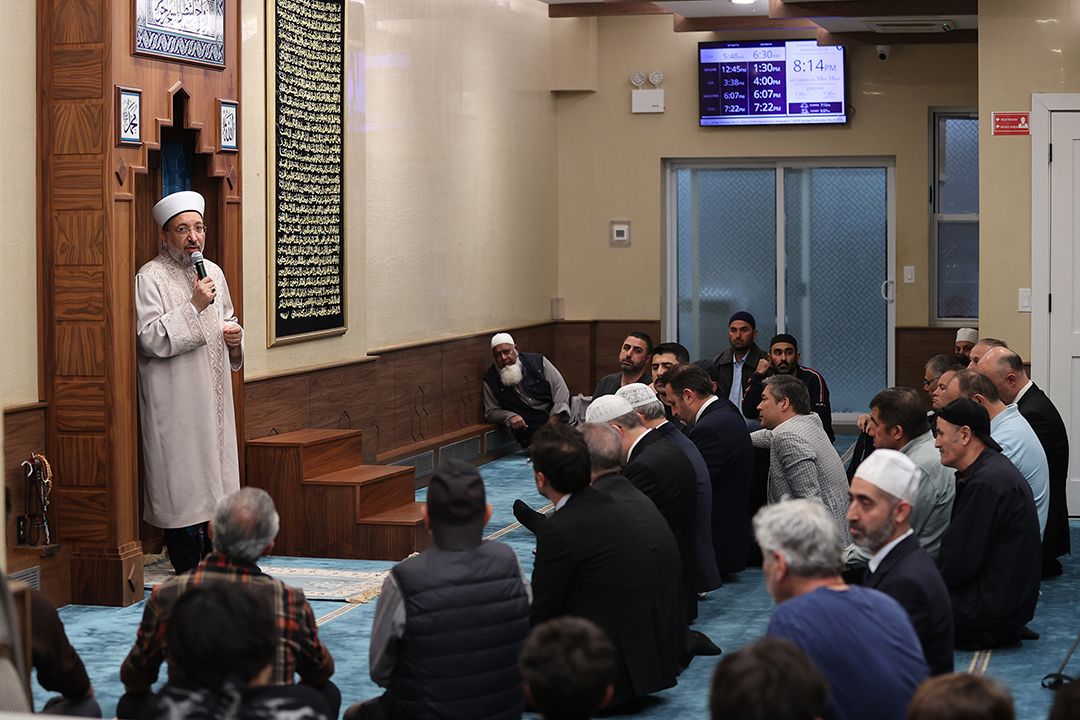 Arpaguş, Queens'teki Mimar Sinan Camisi'nde Türk vatandaşlarına hitap ediyor