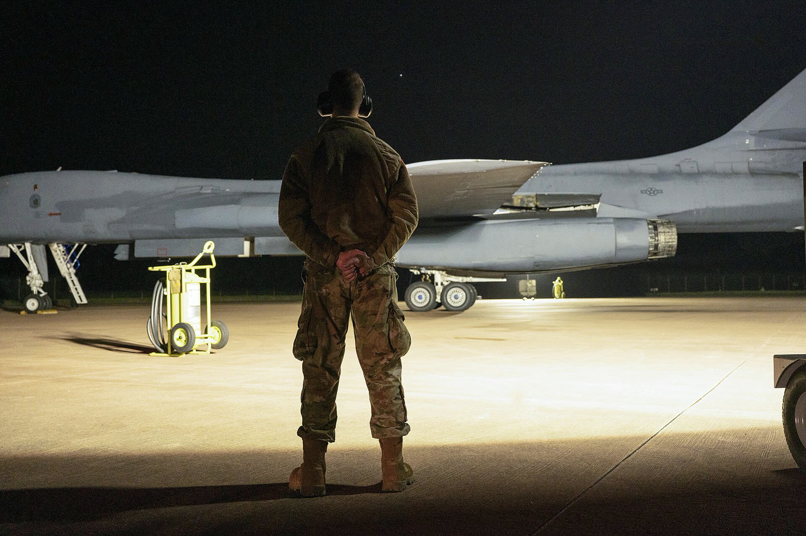 RAF Fairford'da bir B-1B Lancer'ın yanında görevli asker (arşiv)