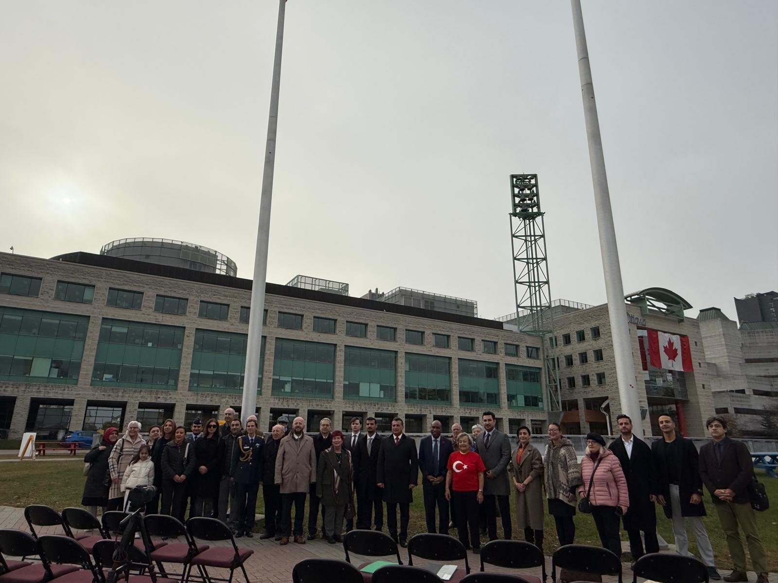 Türk Kanadalılar Ottawa'daki törenin ardından toplu fotoğraf çektiriyor