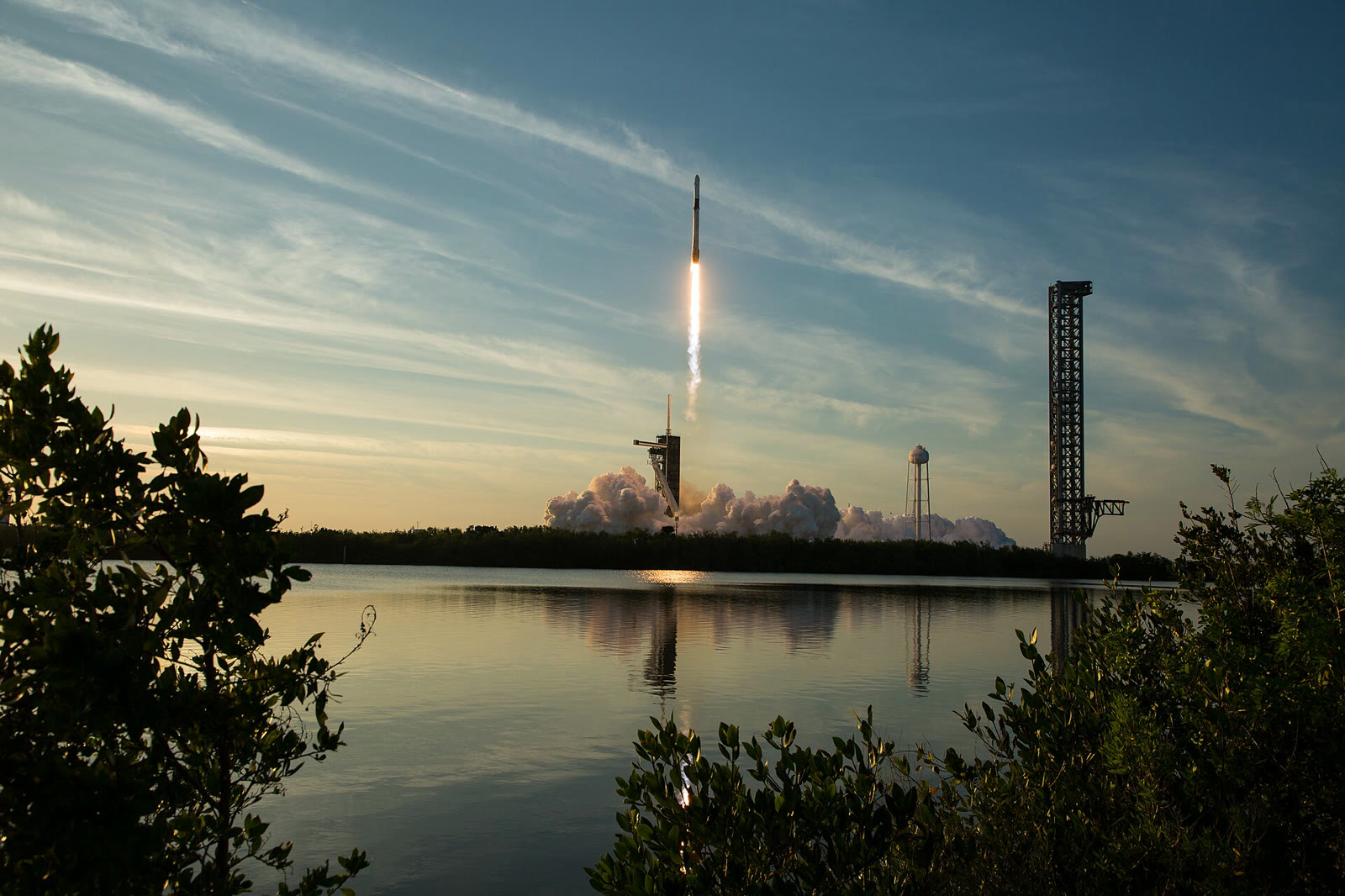Falcon 9 rocket carrying a Crew Dragon capsule during launch (archive)