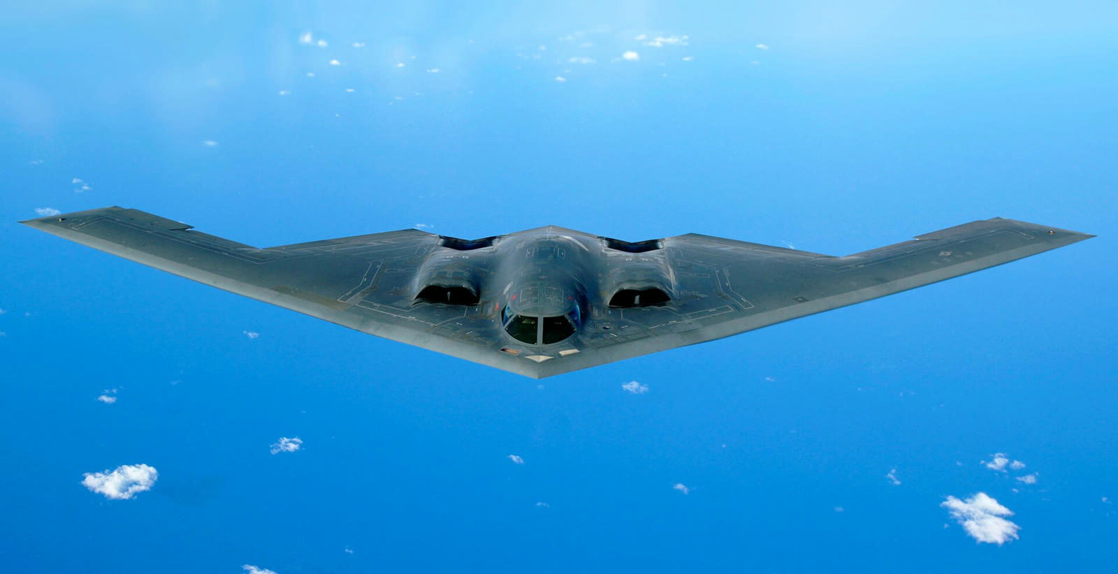 A B-2 Spirit bomber in flight (archive)