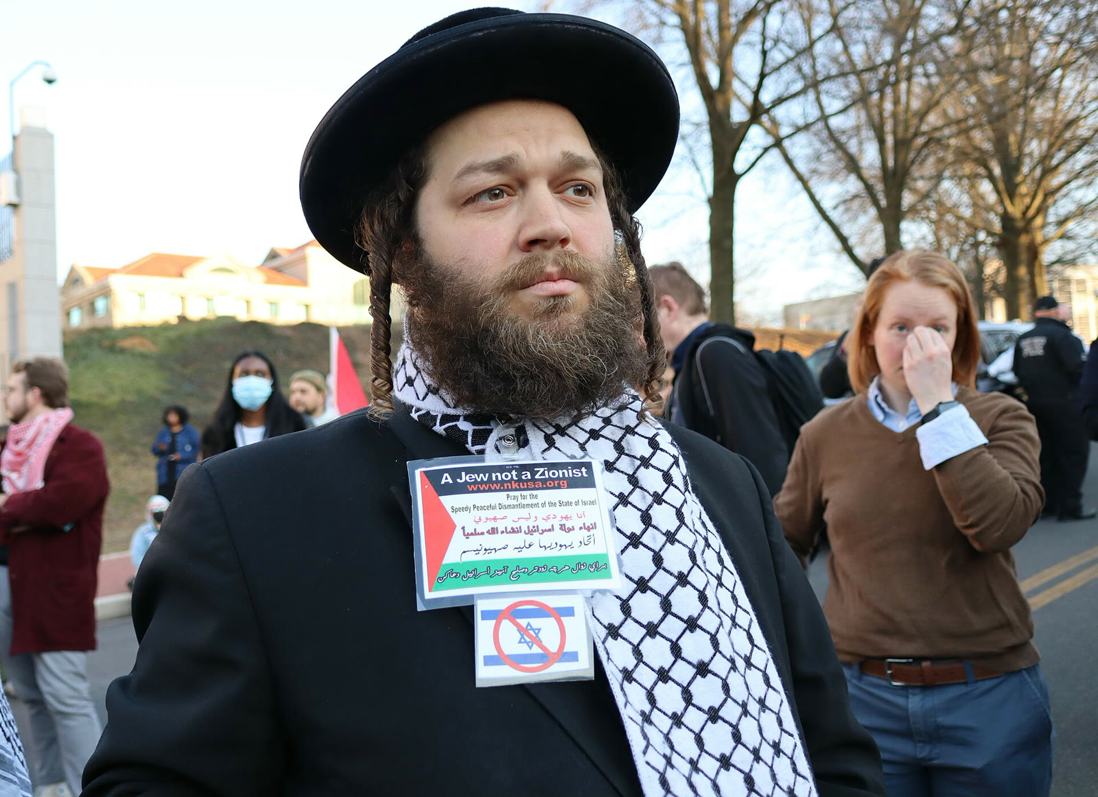 A Neturei Karta member wearing an “A Jew, not a Zionist” badge at a rally in Washington (February 2024)