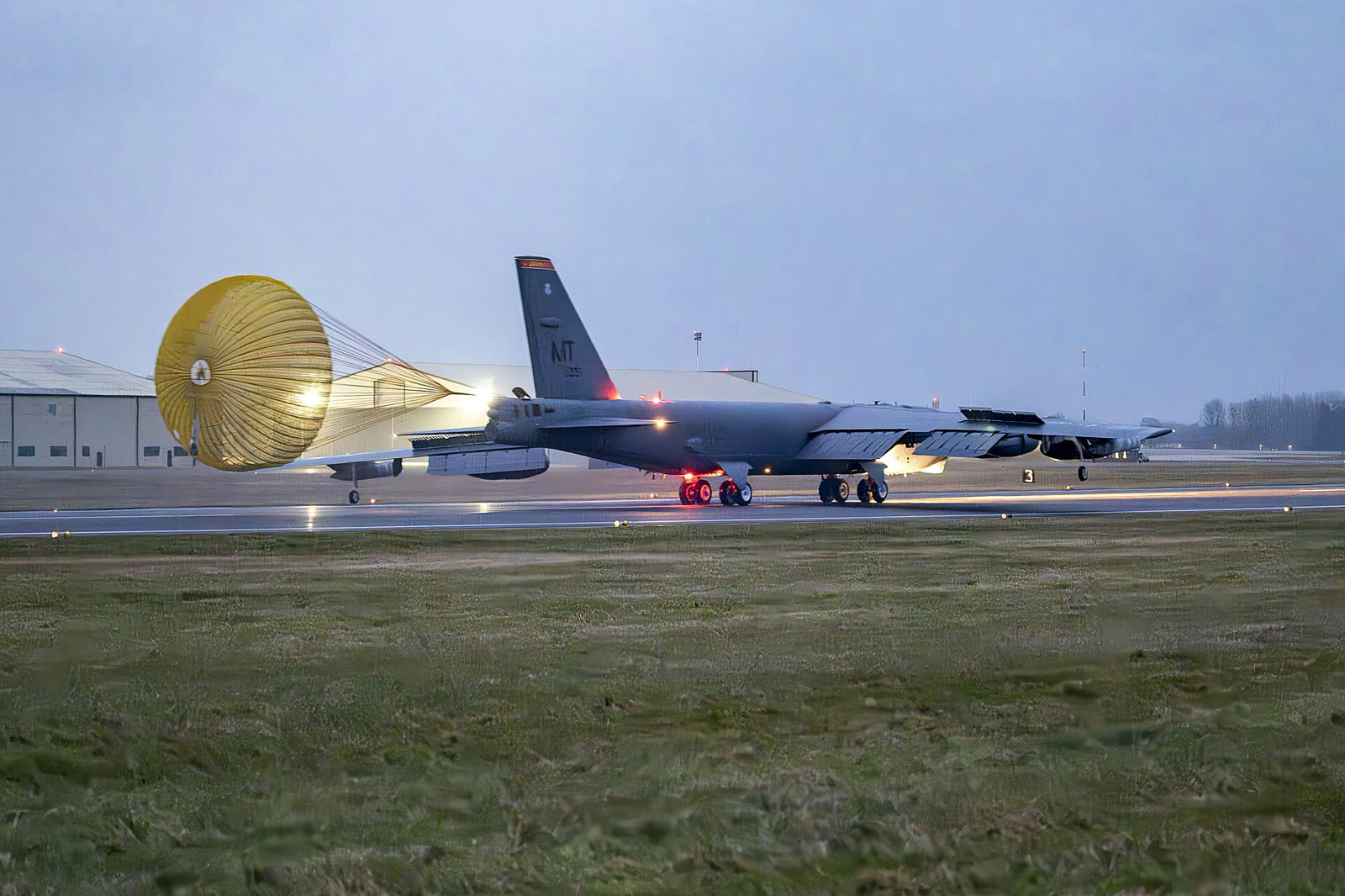 A U.S. Air Force B-52 lands at RAF Fairford in the UK (archive)