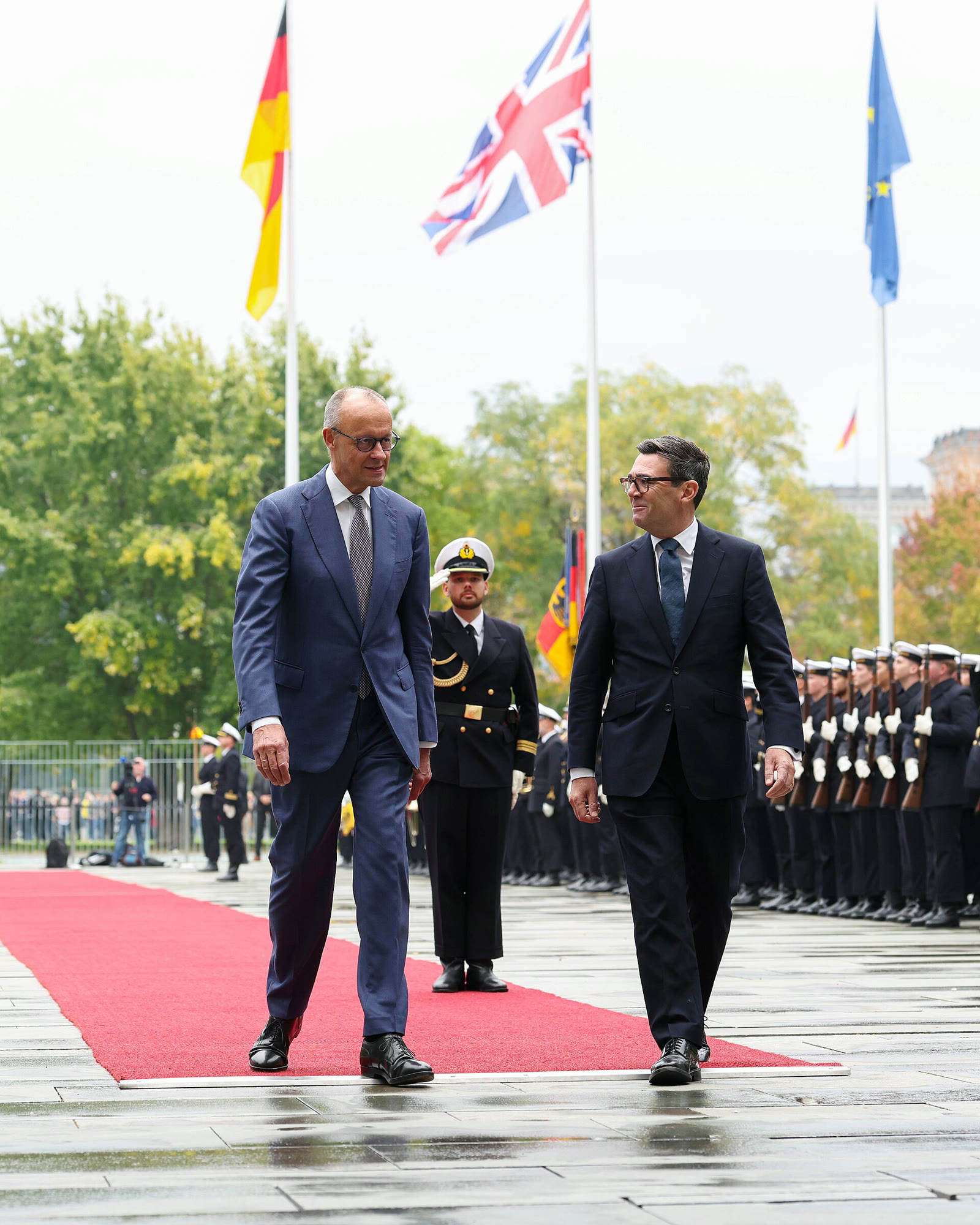 Andy Burnham ve Friedrich Merz, Berlin'deki karşılama töreninde