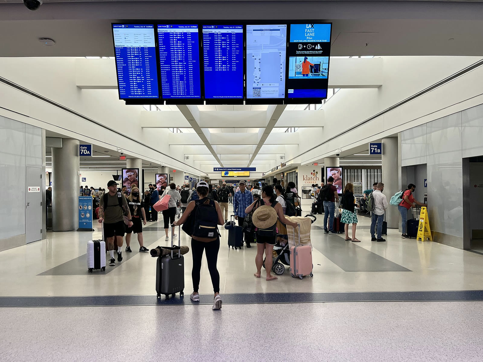 A terminal corridor at Los Angeles International Airport (archive)