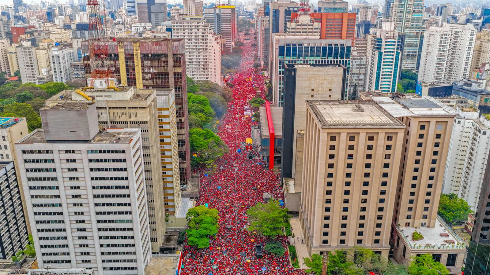 Avenida Paulista'yı dolduran Lula destekçileri havadan görünüyor