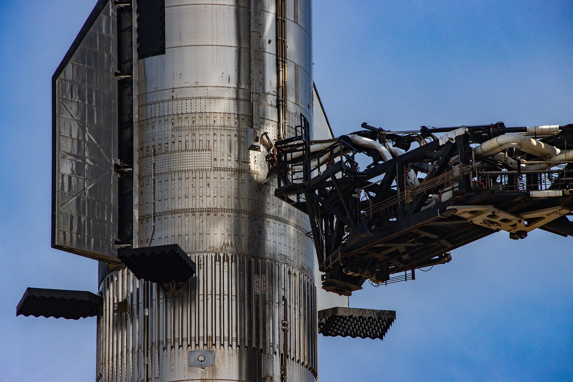 Starship’s Super Heavy booster on the launch tower at Starbase (archive)