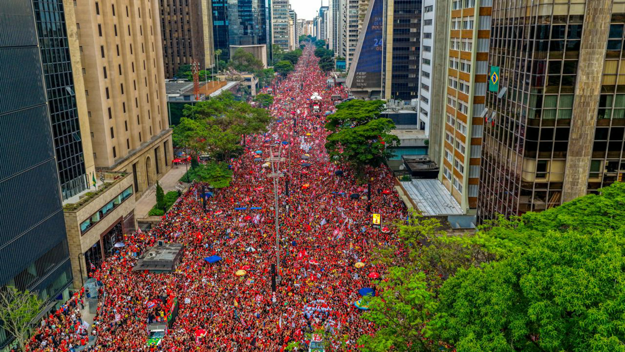 Lula supporters fill Avenida Paulista in São Paulo