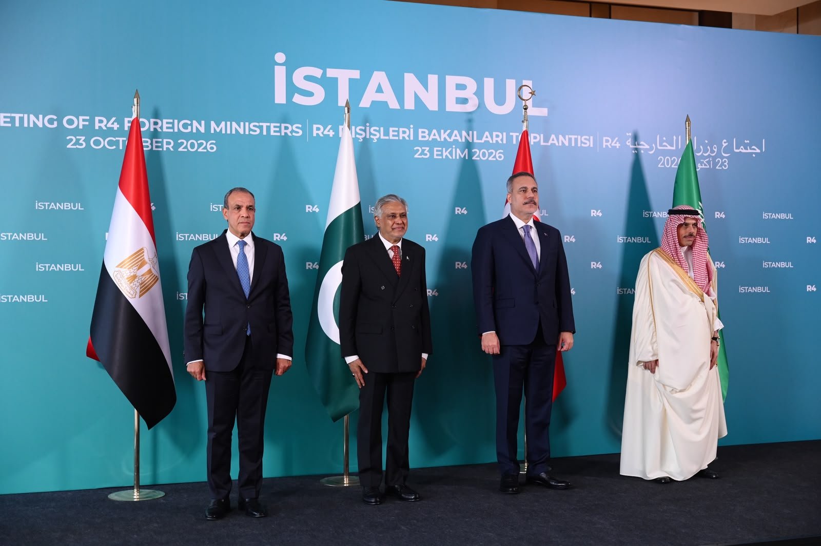 R4 foreign ministers in a family photo in Istanbul
