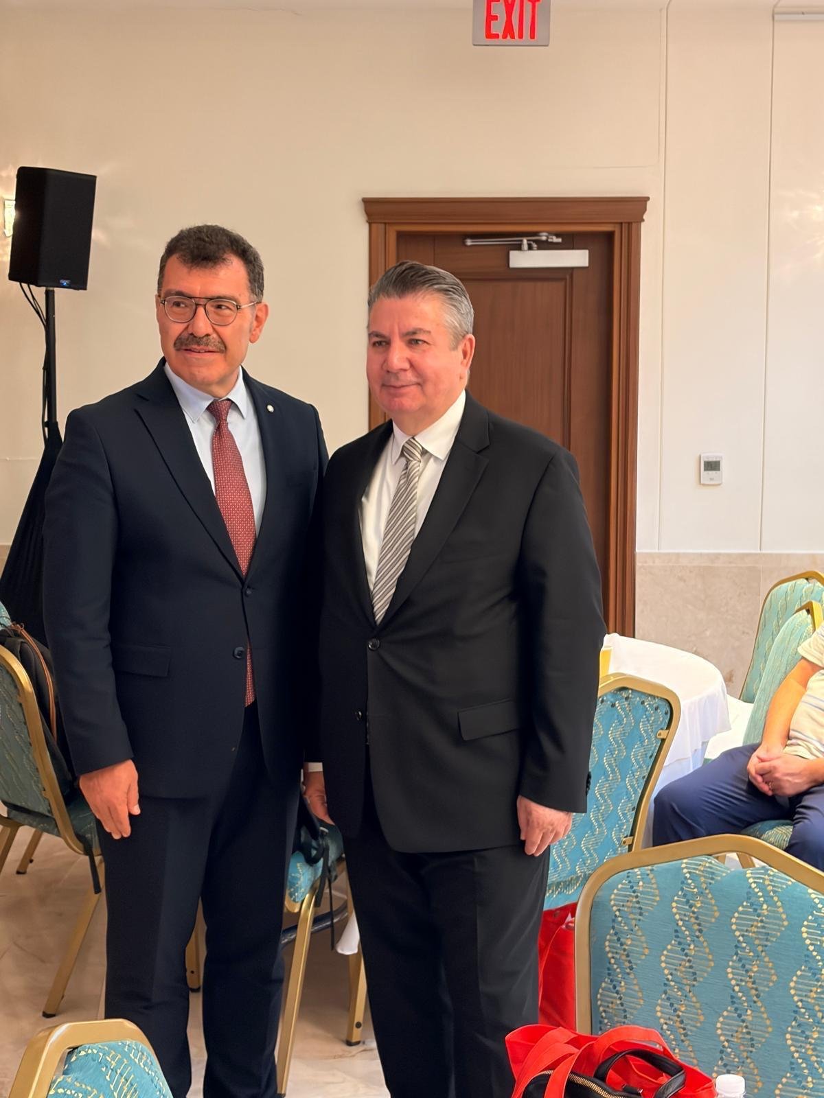 Ambassador Sedat Önal with a participant at the conference