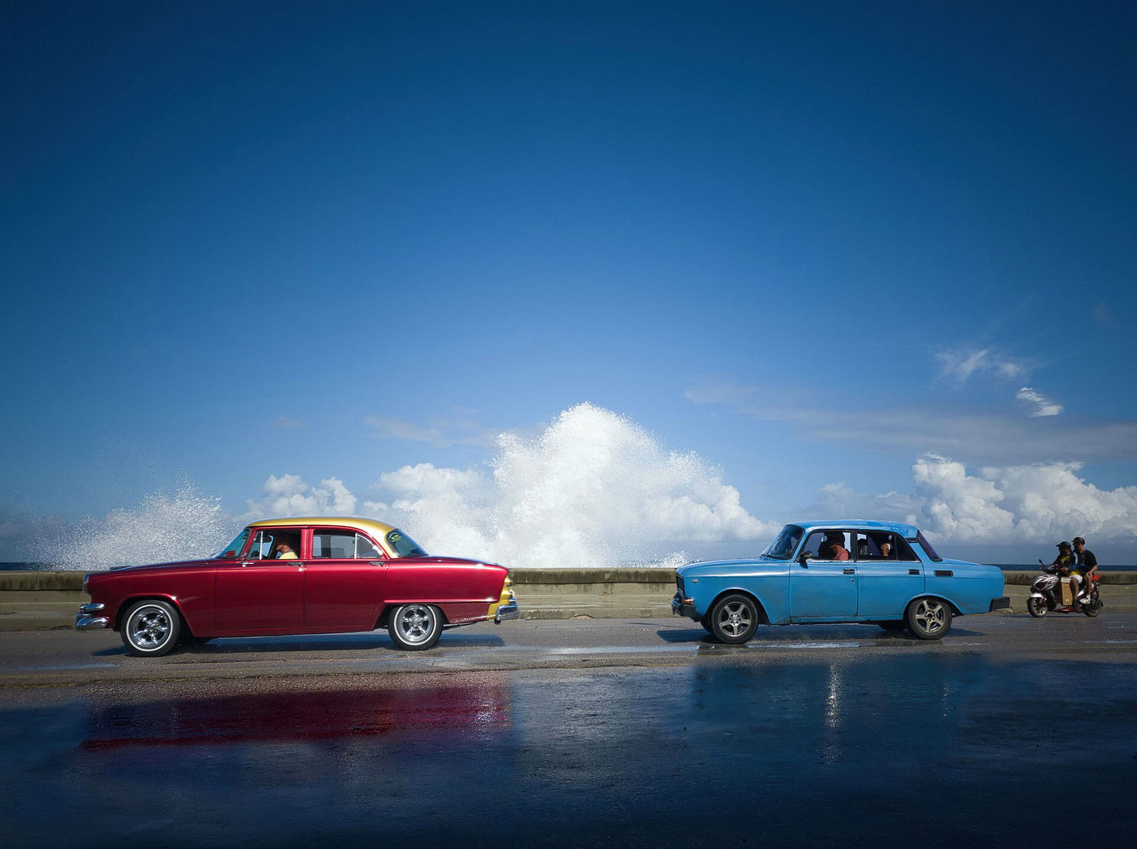 Havana’da Malecon sahil yolunda klasik otomobiller (arşiv)