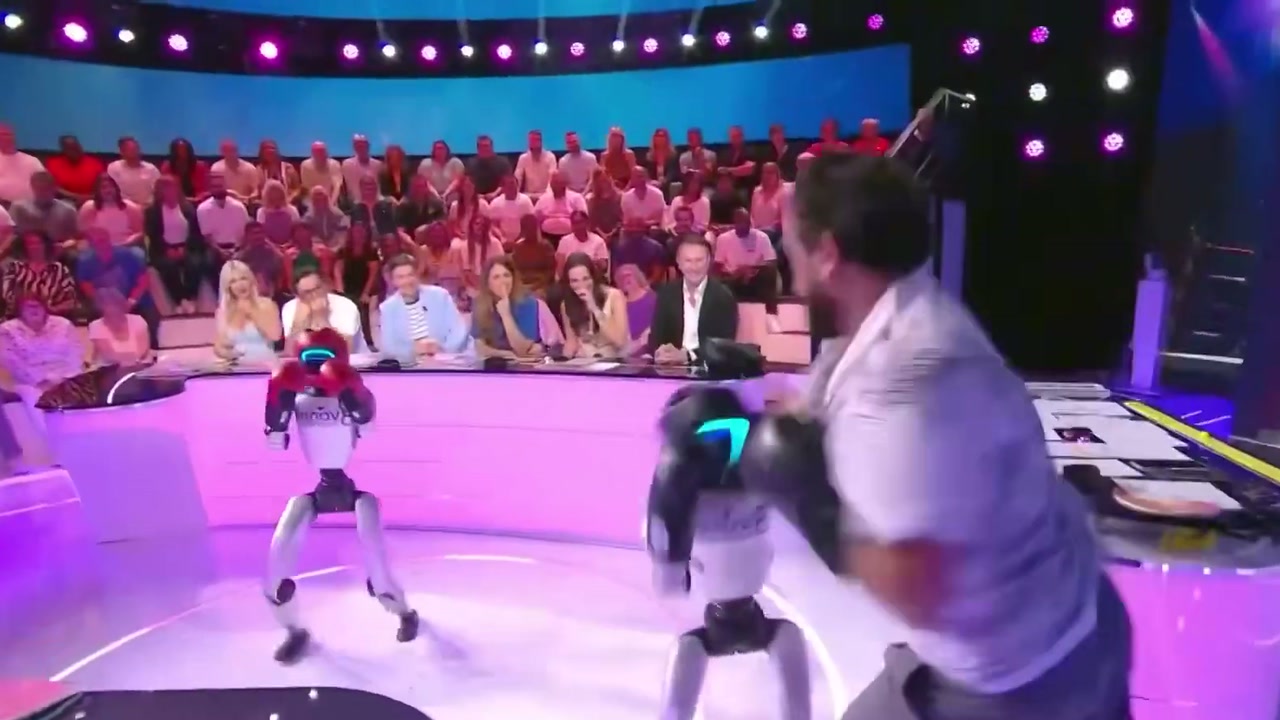 Hanouna, in boxing gloves, goes after one of the robots (June 2026)