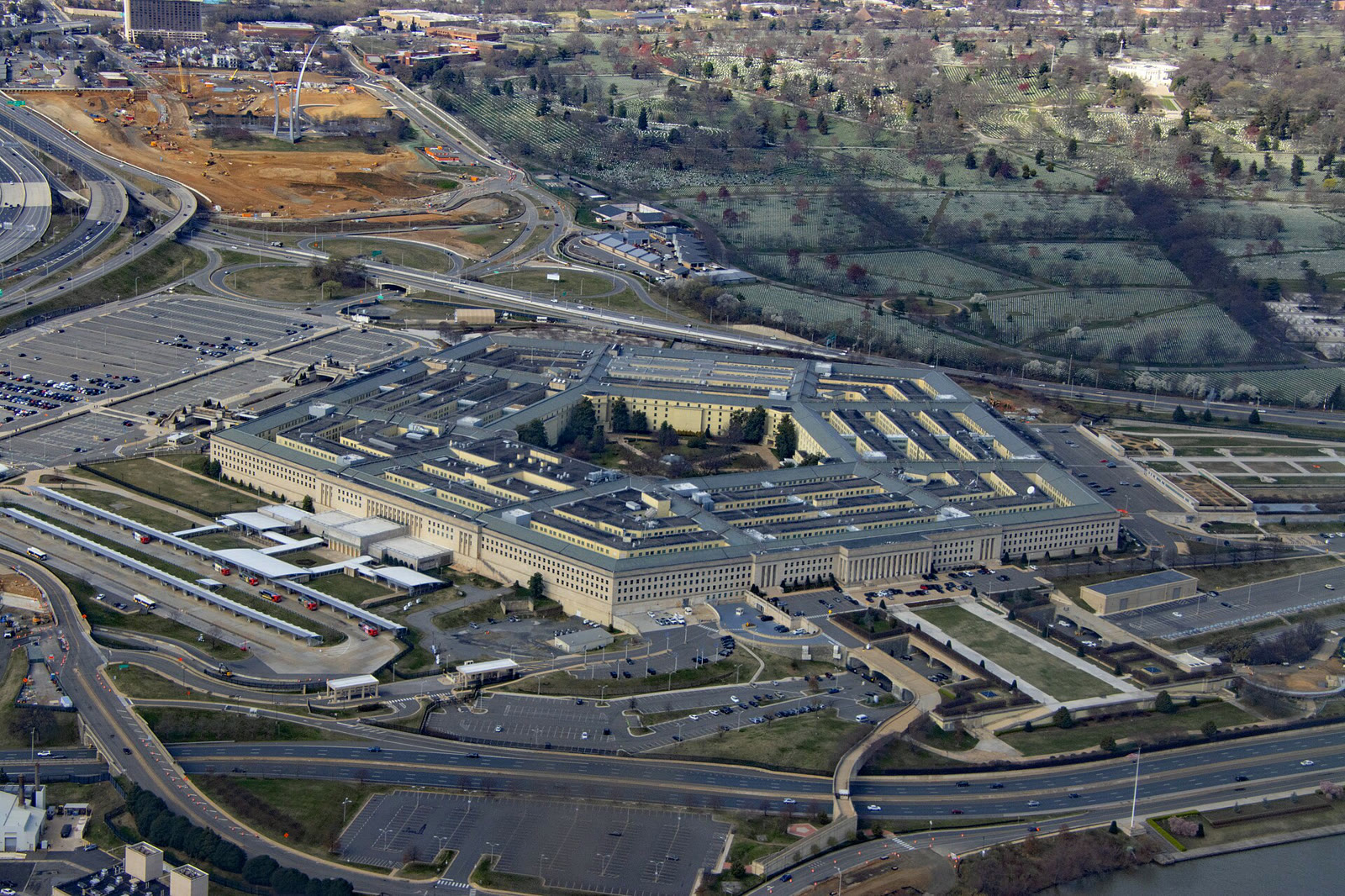 Pentagon binasının havadan görünümü (arşiv)