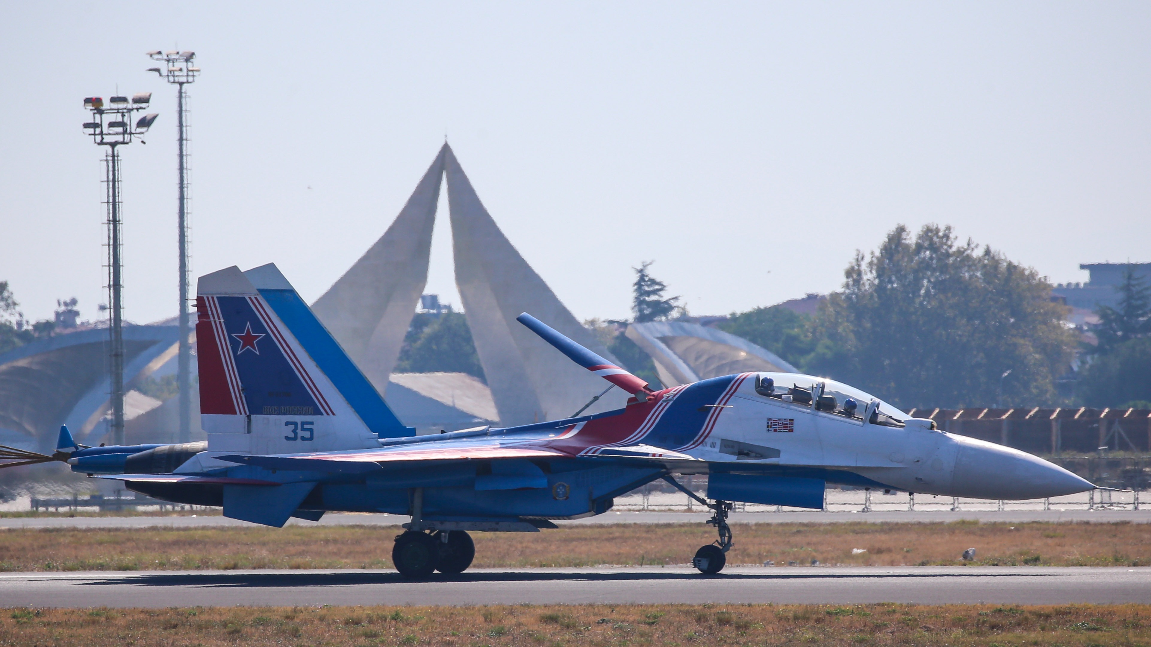 Rus Su-30SM uçakları yerde