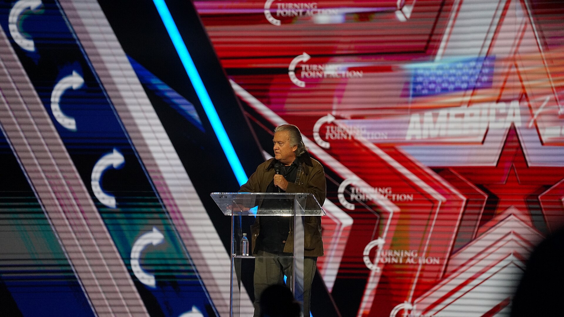 Стив Бэннон выступает на AmericaFest в Финиксе в декабре 2025 года