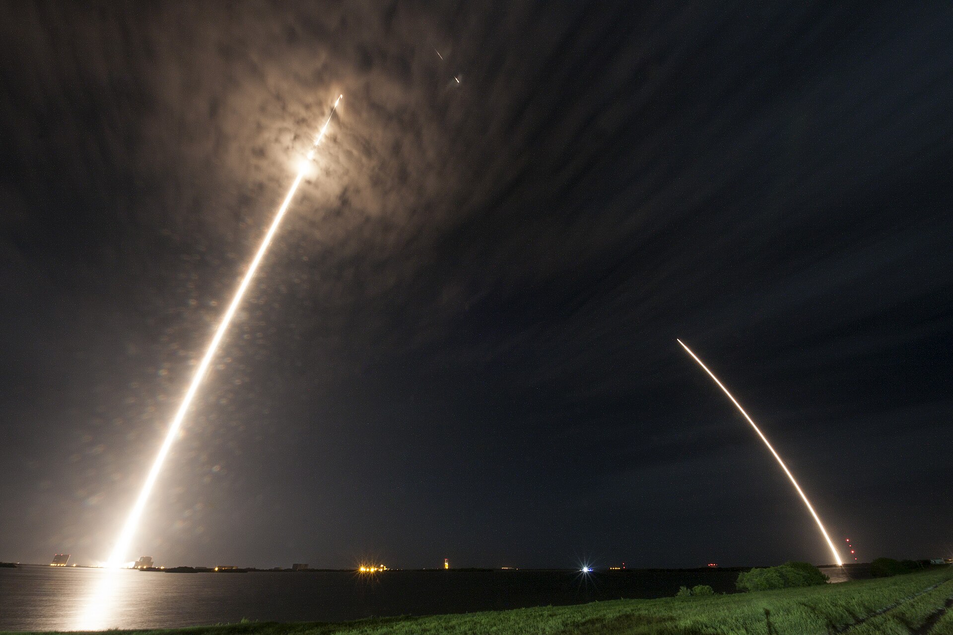 Night launch of a SpaceX Falcon 9 rocket (archive)
