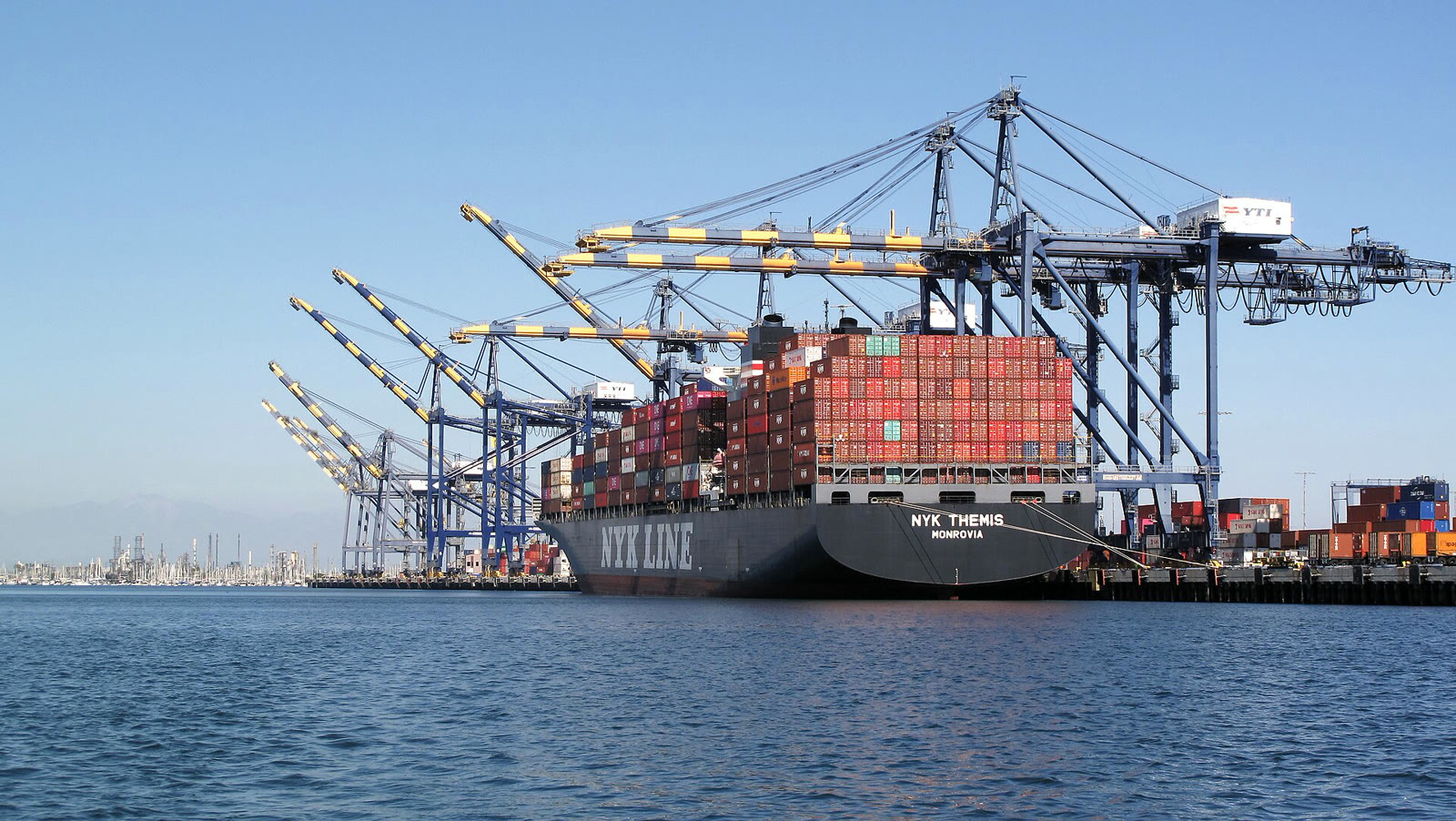 A container ship unloading cargo at the Port of Los Angeles (archive)