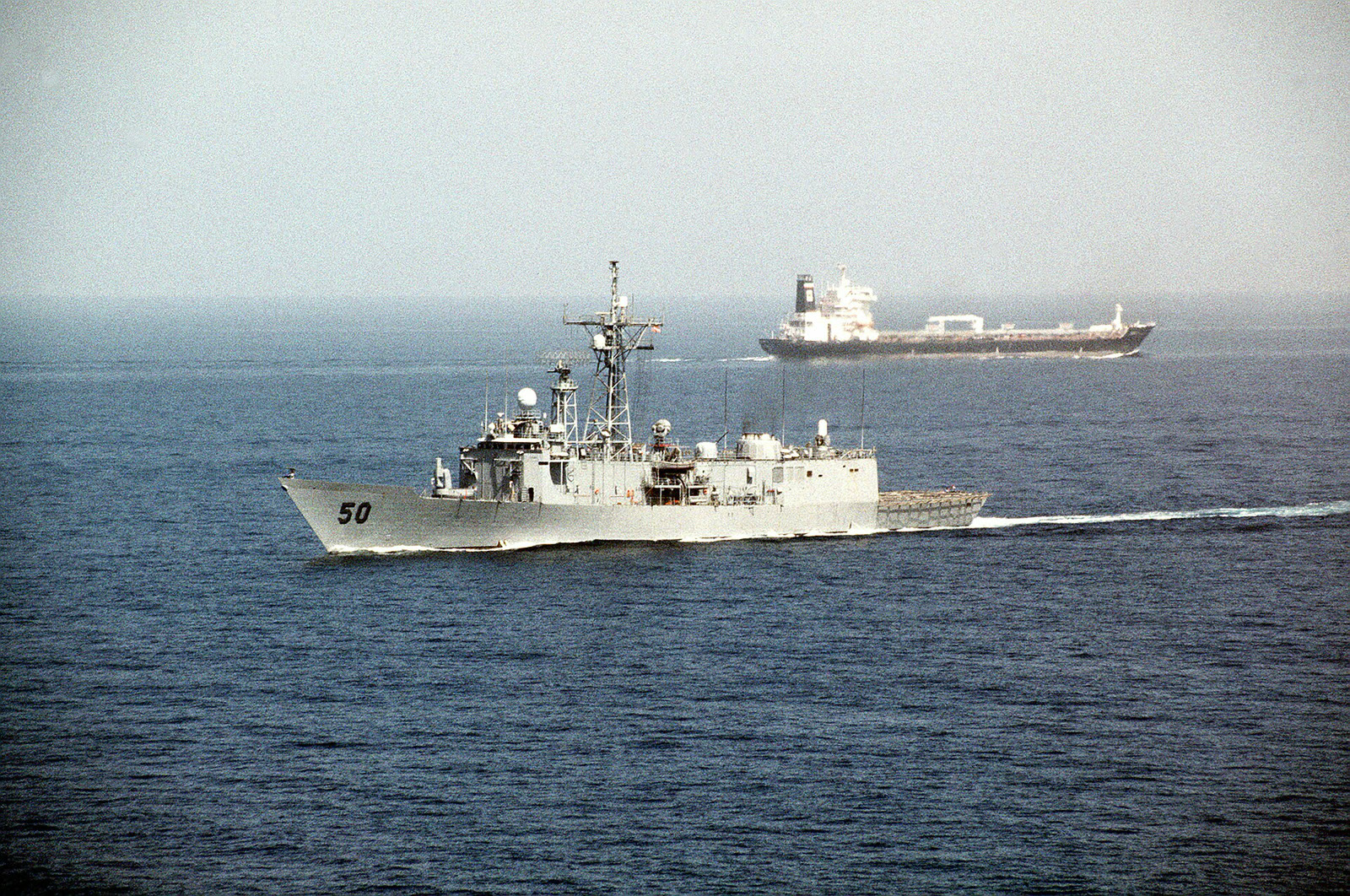 A U.S. frigate passes a tanker in the Strait of Hormuz (archive)