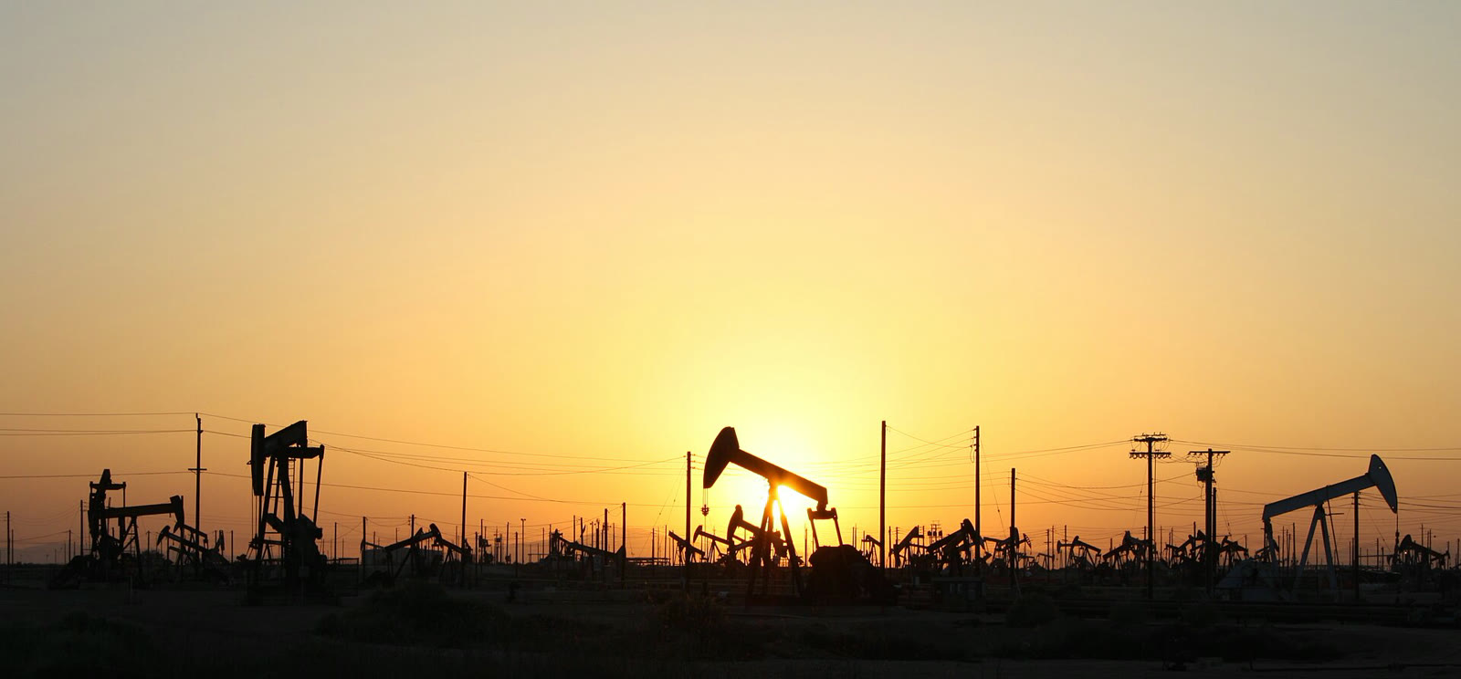 Kaliforniya'da bir petrol sahasındaki pompalar (temsili)
