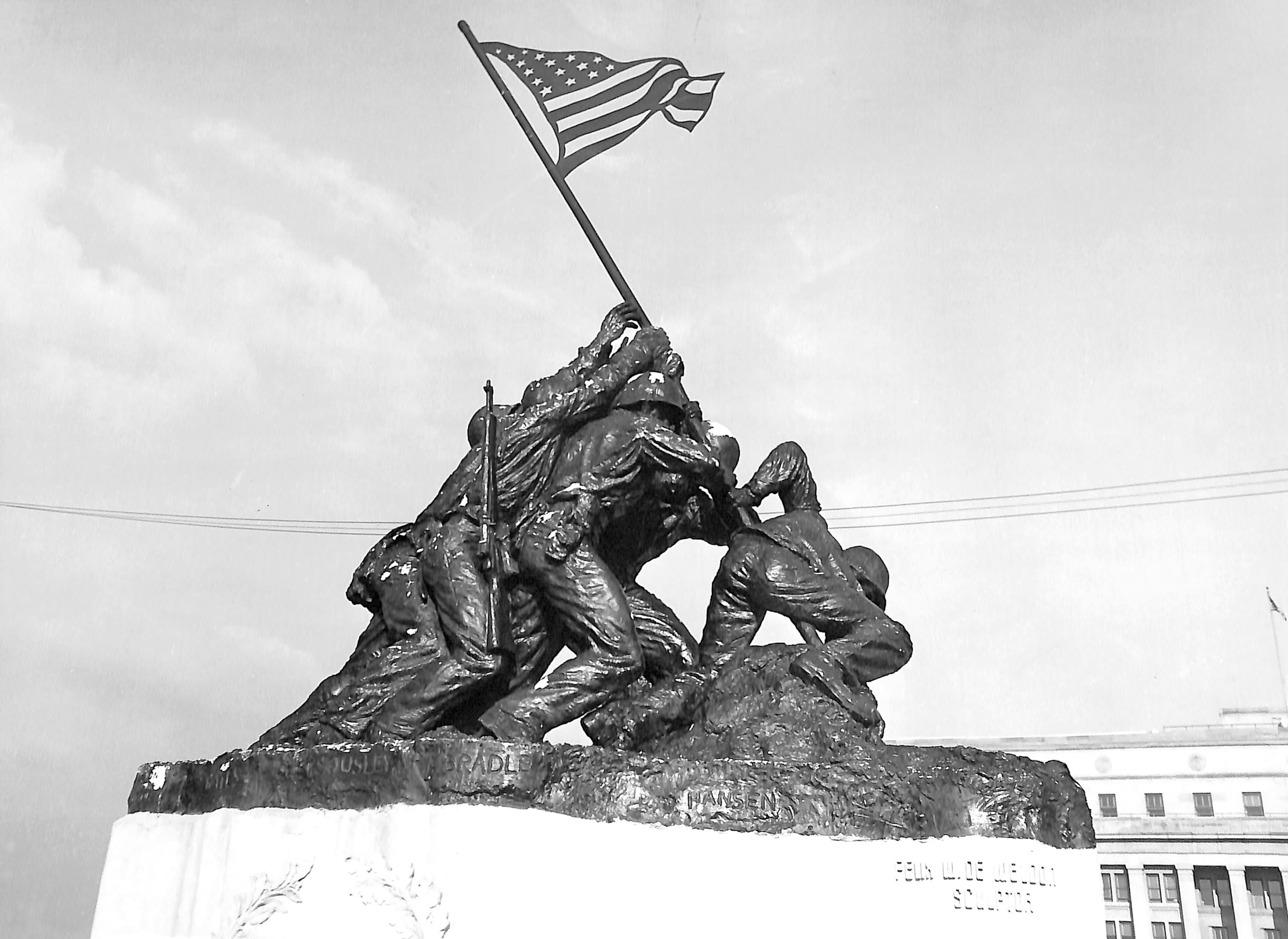 An early casting of Felix de Weldon's Iwo Jima flag-raising sculpture in Washington (archive)