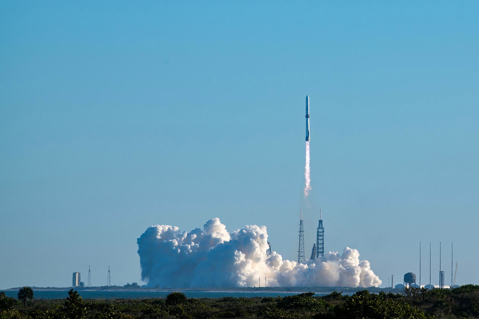Blue Origin’s New Glenn rocket launches from Cape Canaveral (November 2025)