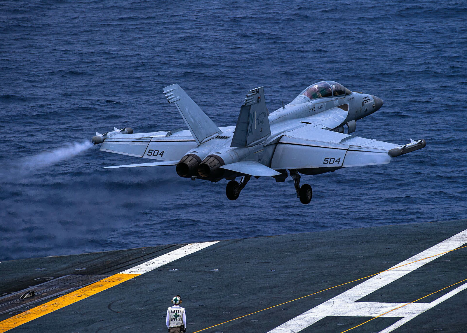 EA-18G Growler elektronik harp uçağı, USS Nimitz’in güvertesinden kalkarken (arşiv)