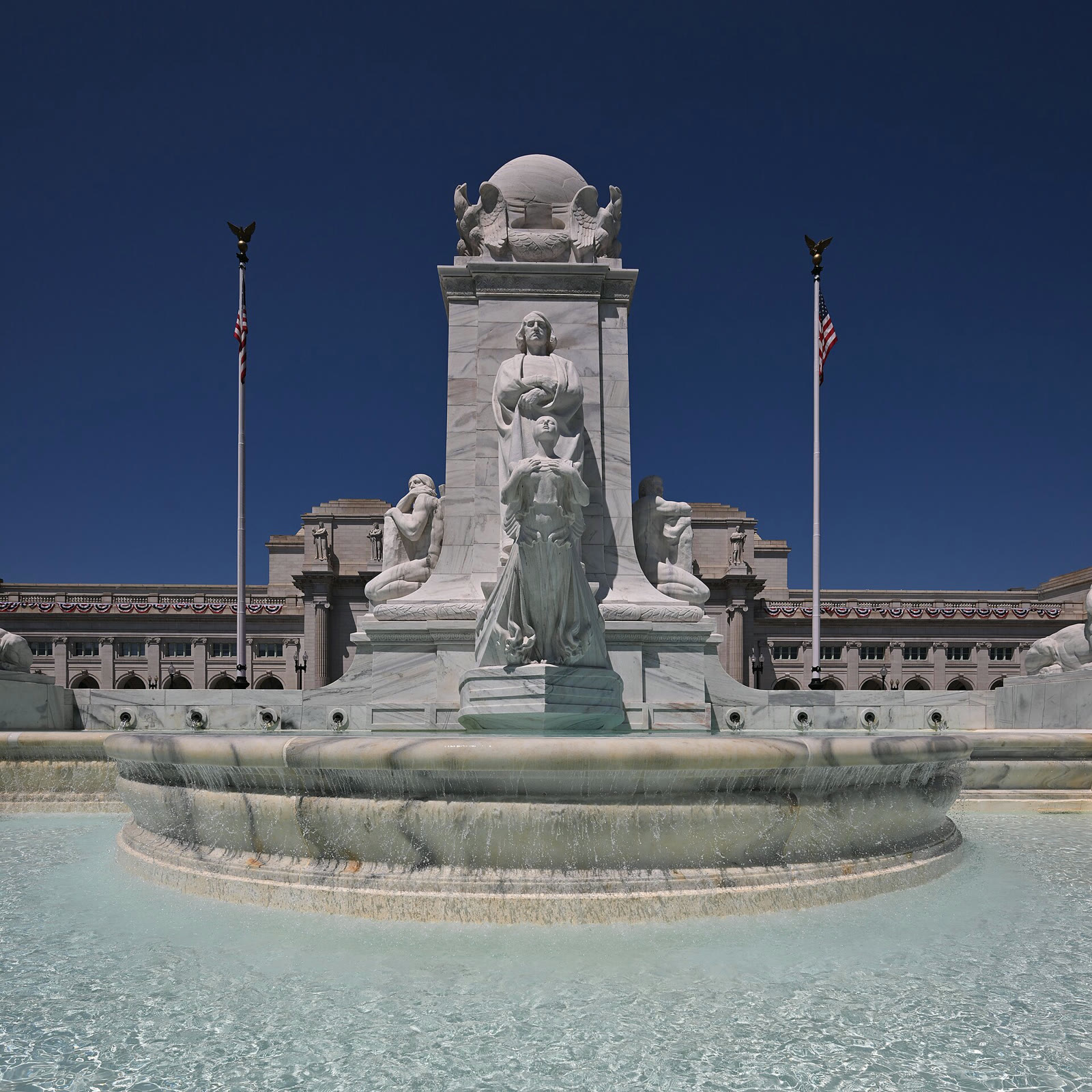 The Columbus Fountain outside Union Station