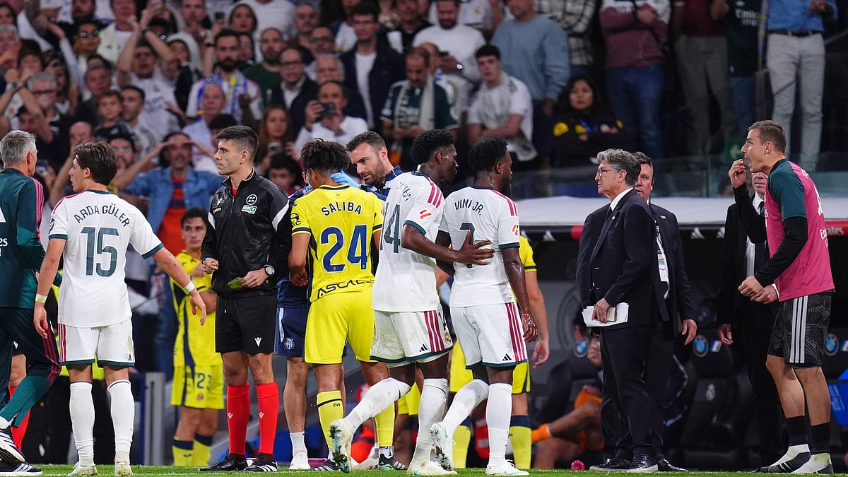 Vinícius Jr, Nathan Saliba and Arda Güler on the touchline during Real Madrid vs Villarreal