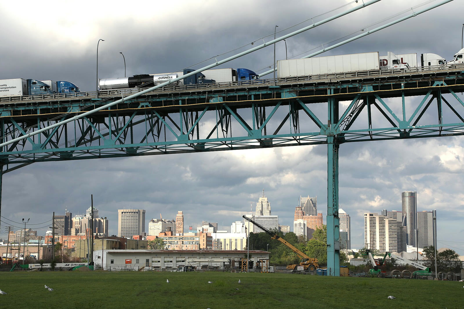 Trucks on the Ambassador Bridge at the U.S.-Canada border (archive)