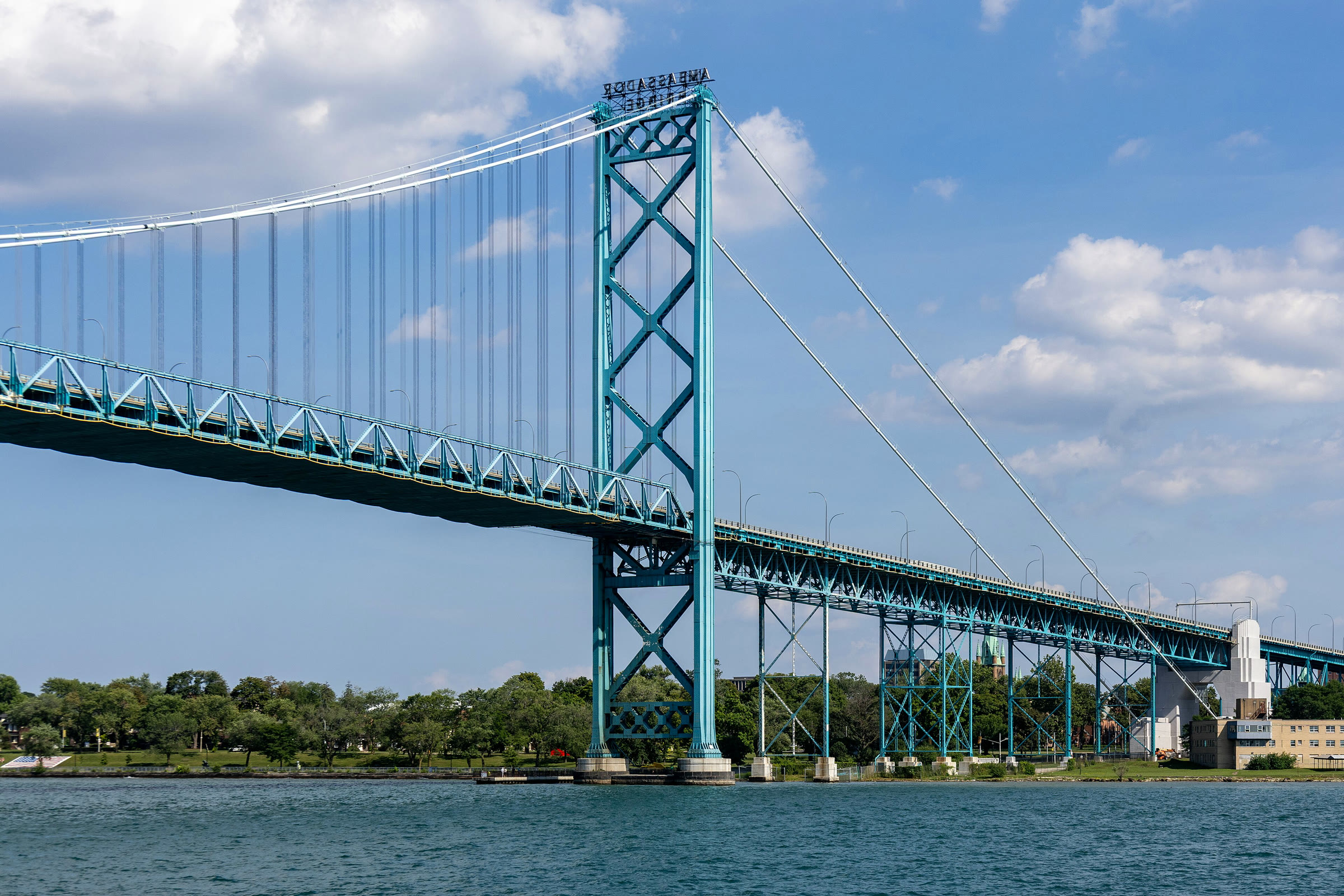 Ambassador Bridge connecting the United States and Canada (archive)