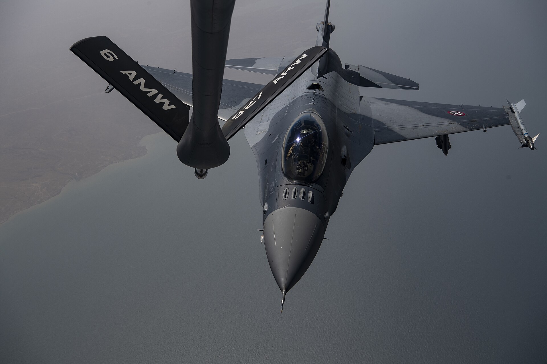 Irak Hava Kuvvetlerine ait bir F-16 savaş uçağı havada yakıt ikmali yaparken (arşiv)