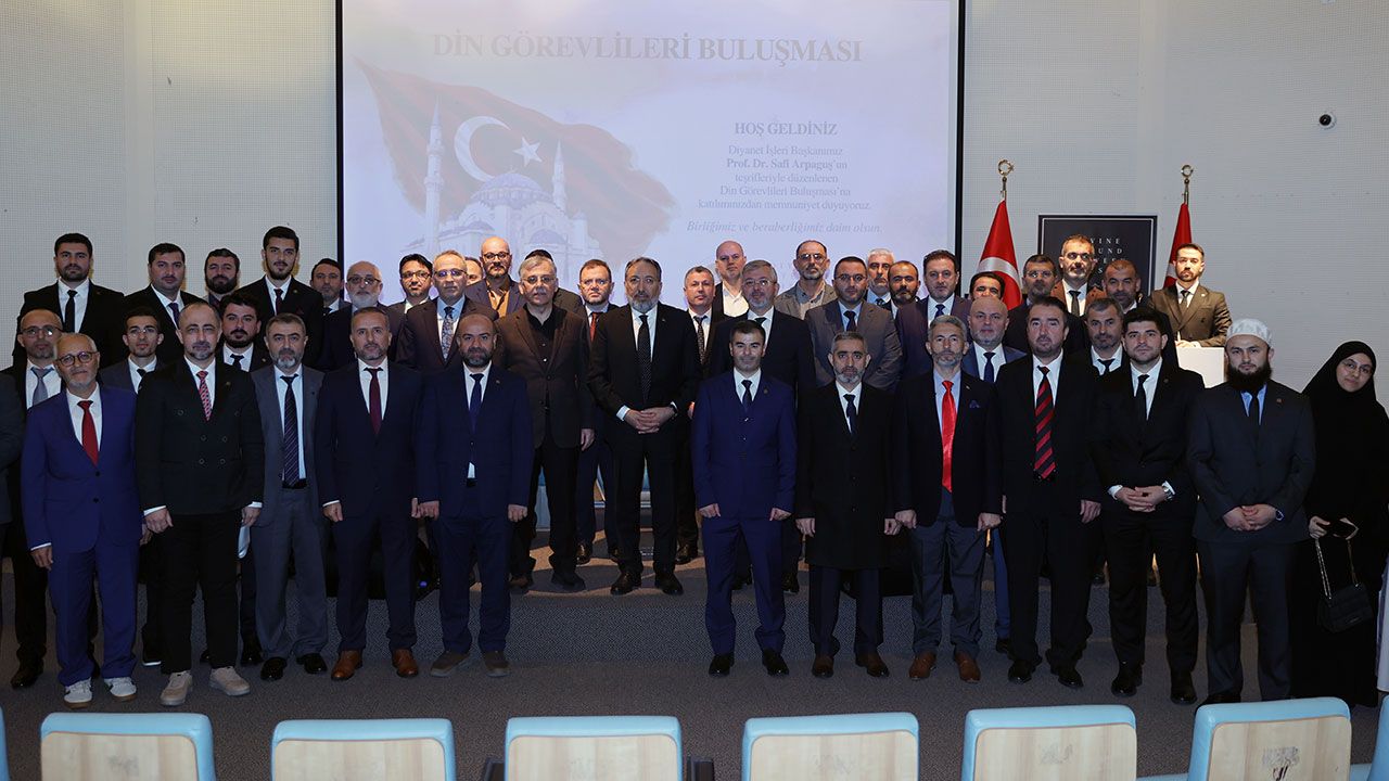 Arpaguş poses with participants during his visit to the United States