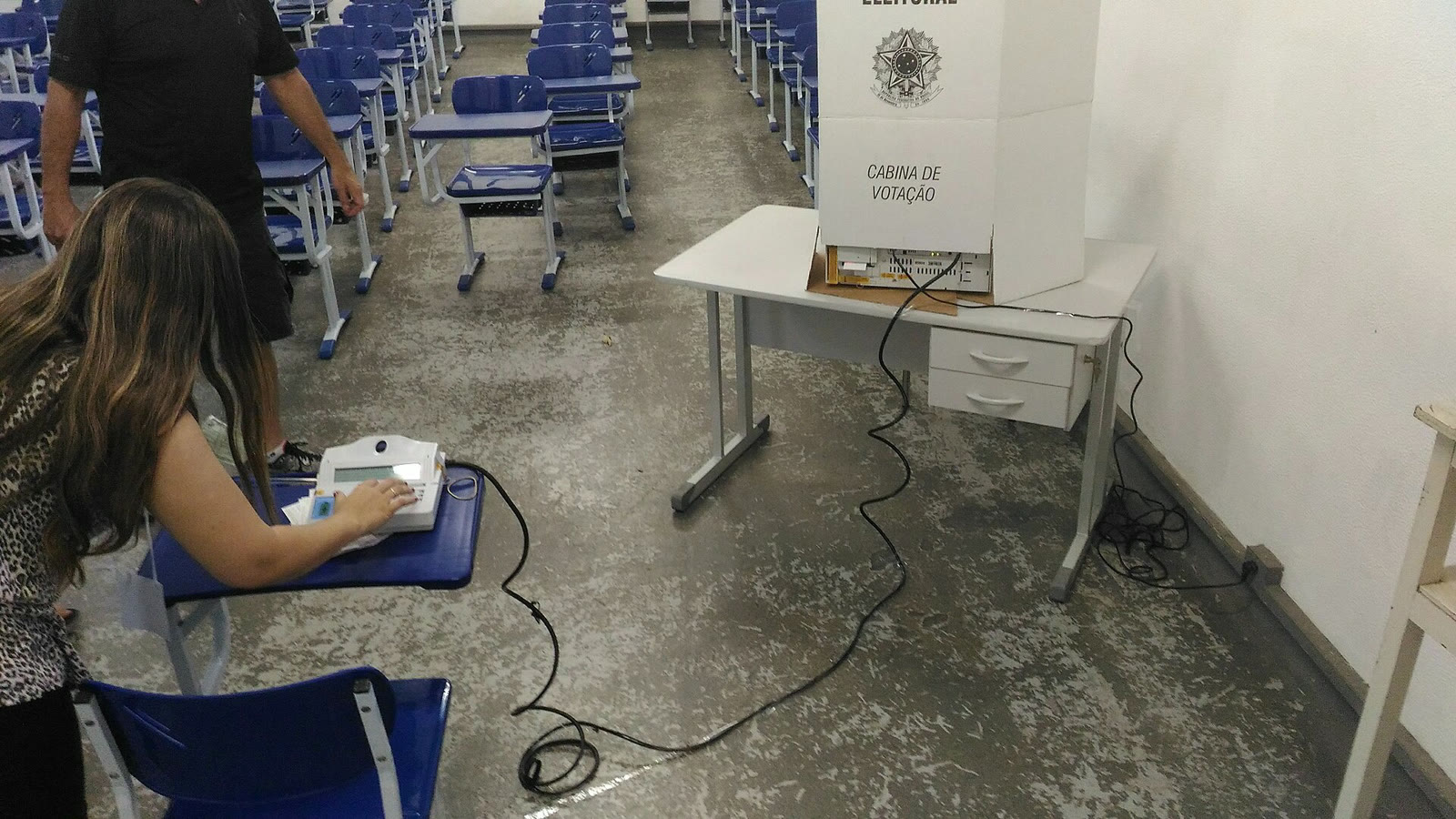 Brezilya'da bir sandık görevlisi elektronik oy sistemini çalıştırıyor (arşiv)